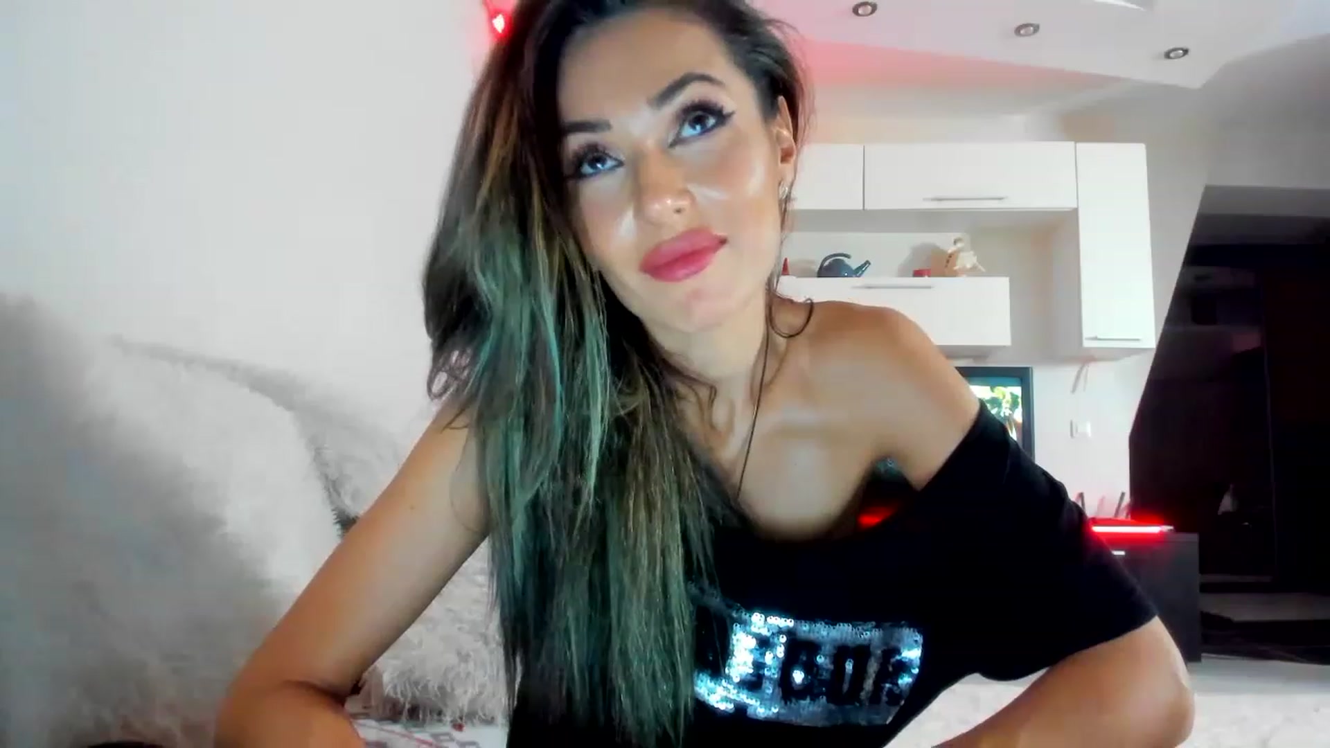 Gallery image thumbnail from SmileyTinaa's myfreecams stream on, 12/07/2022, 03:25 image 6 of 20