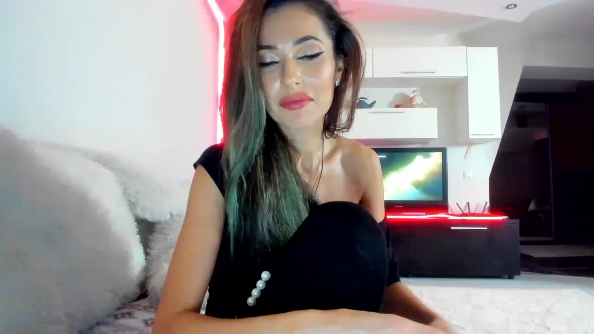 Gallery image thumbnail from SmileyTinaa's myfreecams stream on, 12/07/2022, 03:25 image 2 of 20