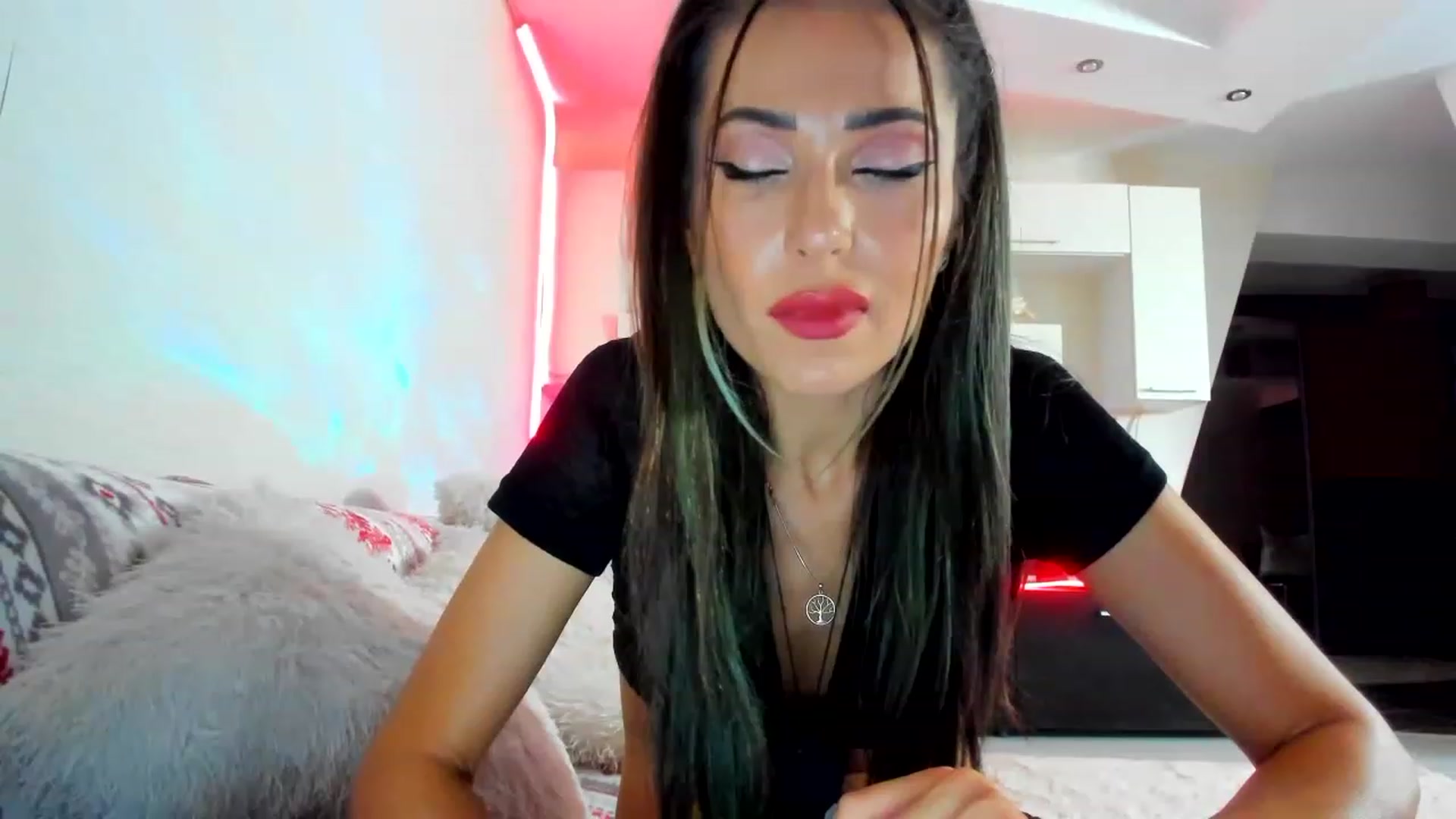 Gallery image thumbnail from SmileyTinaa's myfreecams stream on, 12/19/2022, 23:14 image 9 of 20