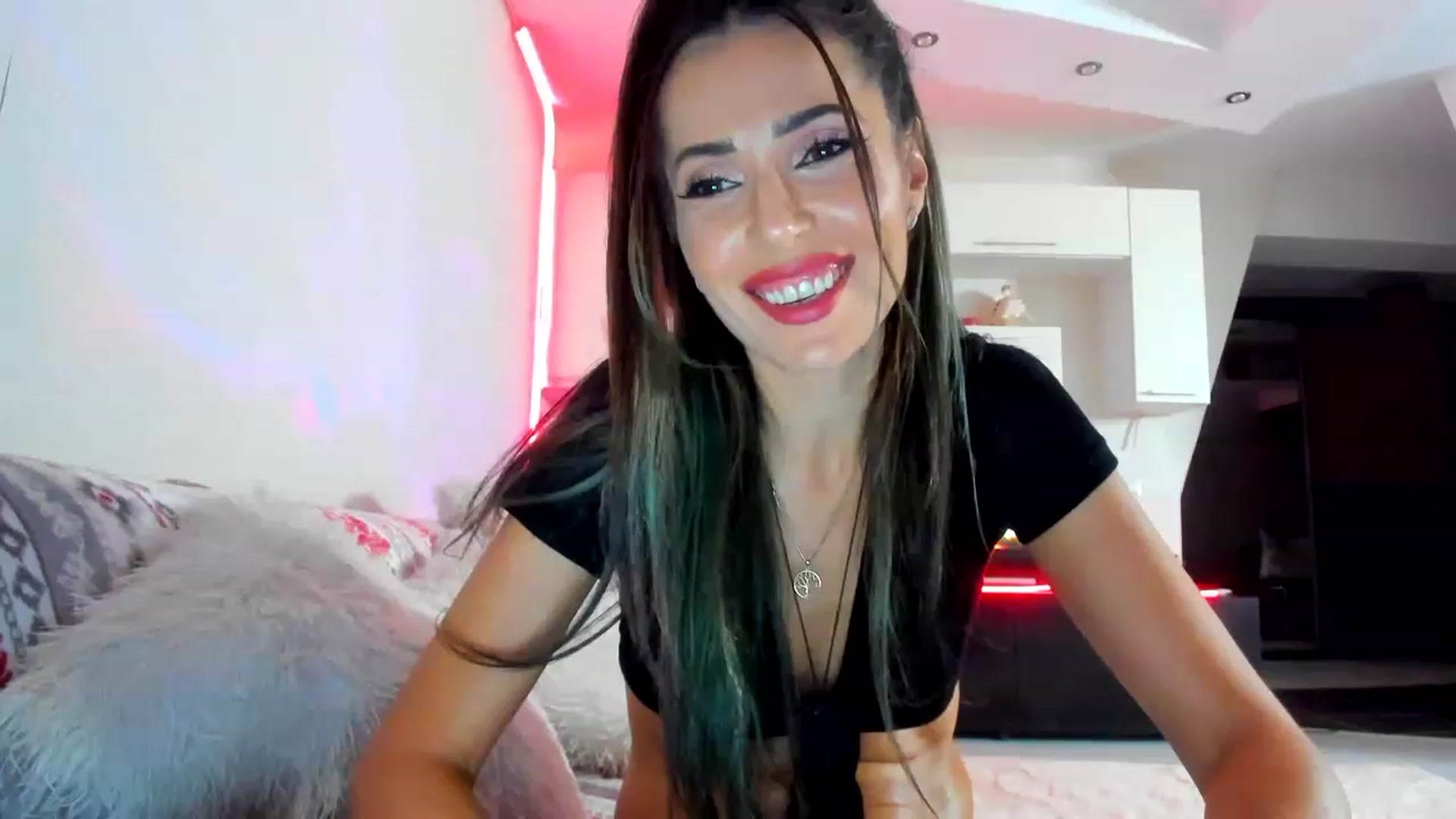 Gallery image thumbnail from SmileyTinaa's myfreecams stream on, 12/19/2022, 23:14 image 6 of 20