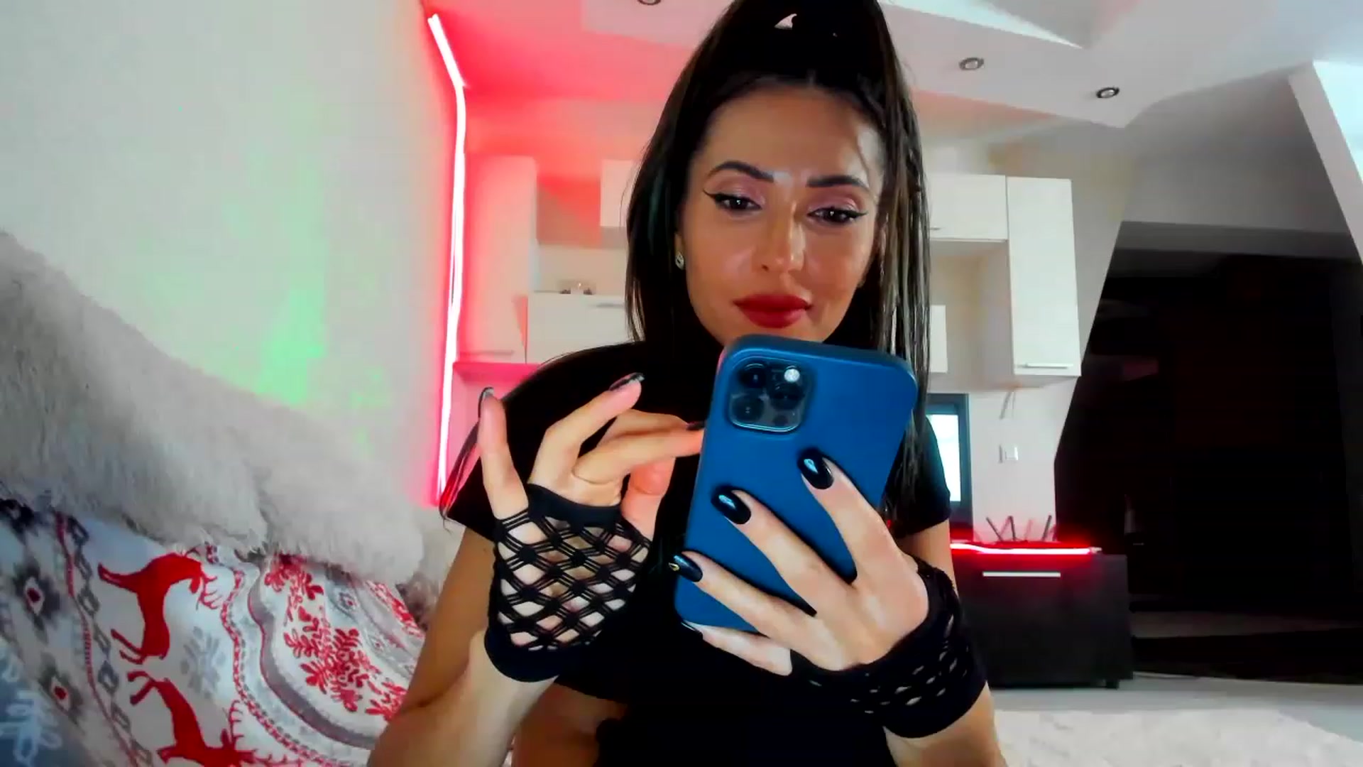 Gallery image thumbnail from SmileyTinaa's myfreecams stream on, 12/20/2022, 02:37 image 11 of 20