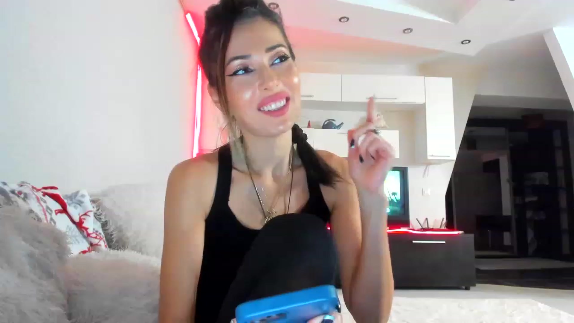 Gallery image thumbnail from SmileyTinaa's myfreecams stream on, 01/17/2023, 23:09 image 7 of 20