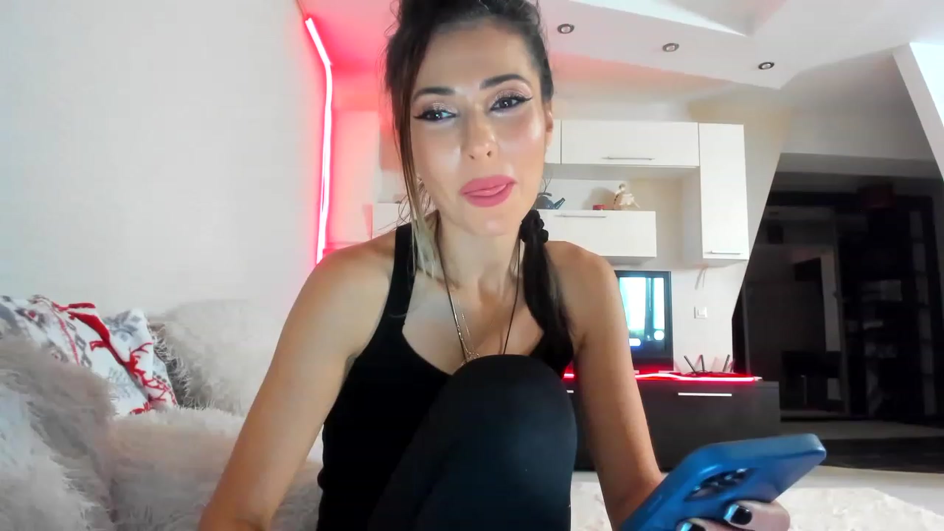 Gallery image thumbnail from SmileyTinaa's myfreecams stream on, 01/17/2023, 23:09 image 8 of 20
