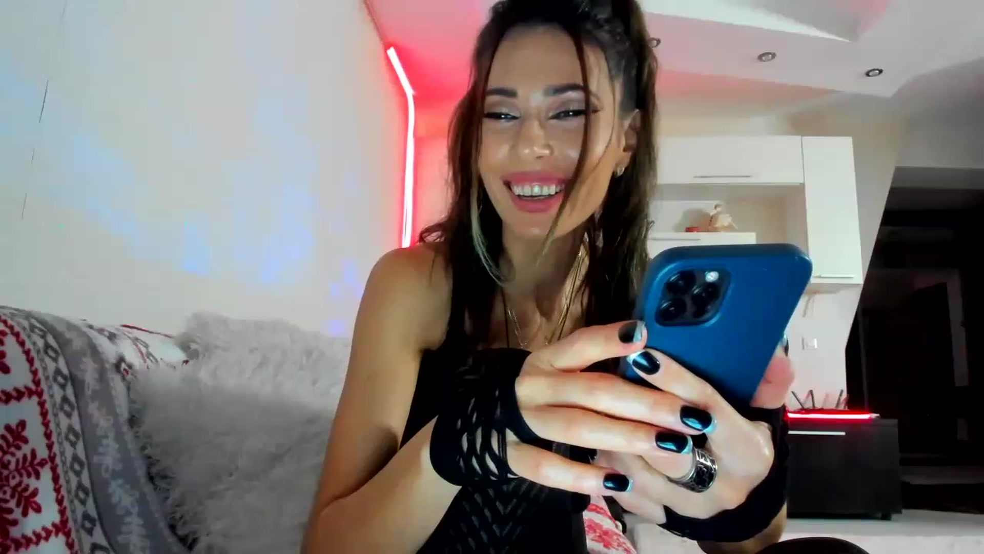 Gallery image thumbnail from SmileyTinaa's myfreecams stream on, 01/18/2023, 22:49 image 3 of 20