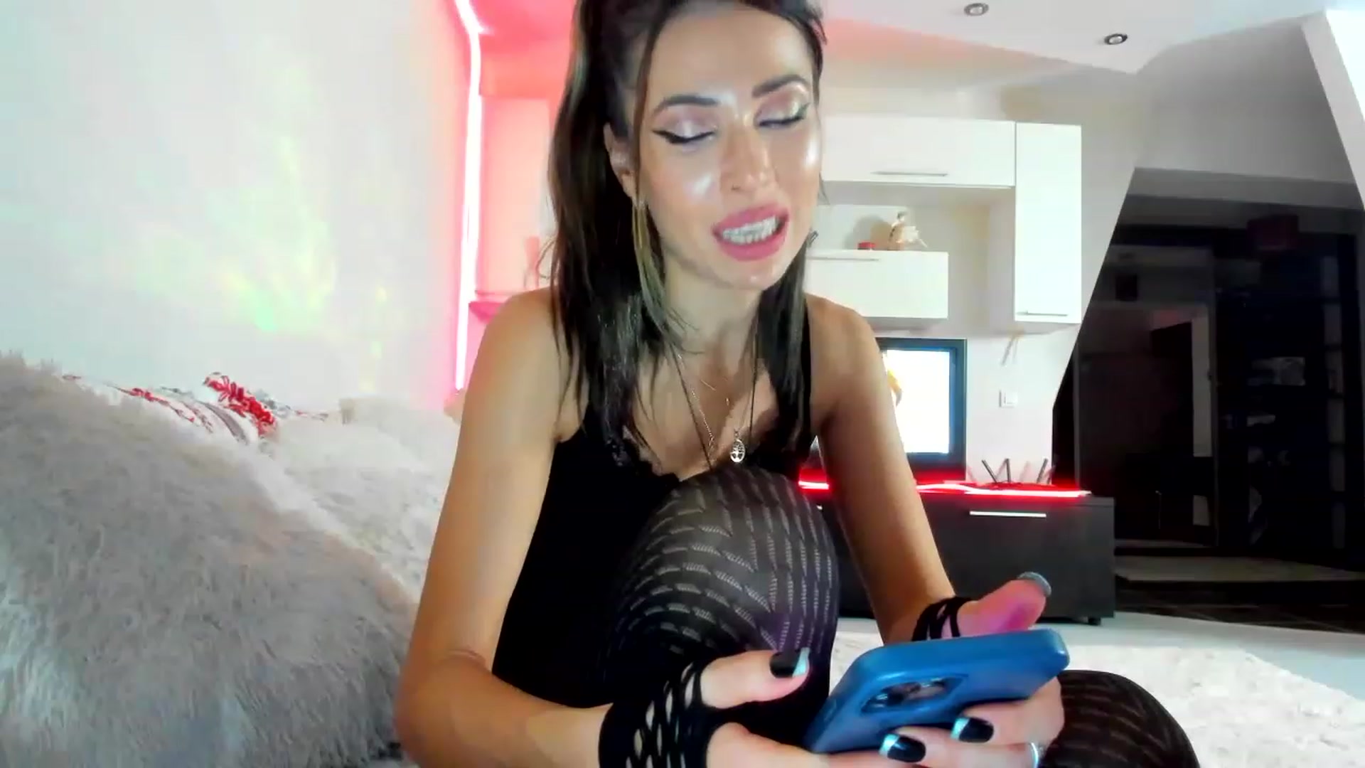 Gallery image thumbnail from SmileyTinaa's myfreecams stream on, 01/19/2023, 24:05 image 14 of 20