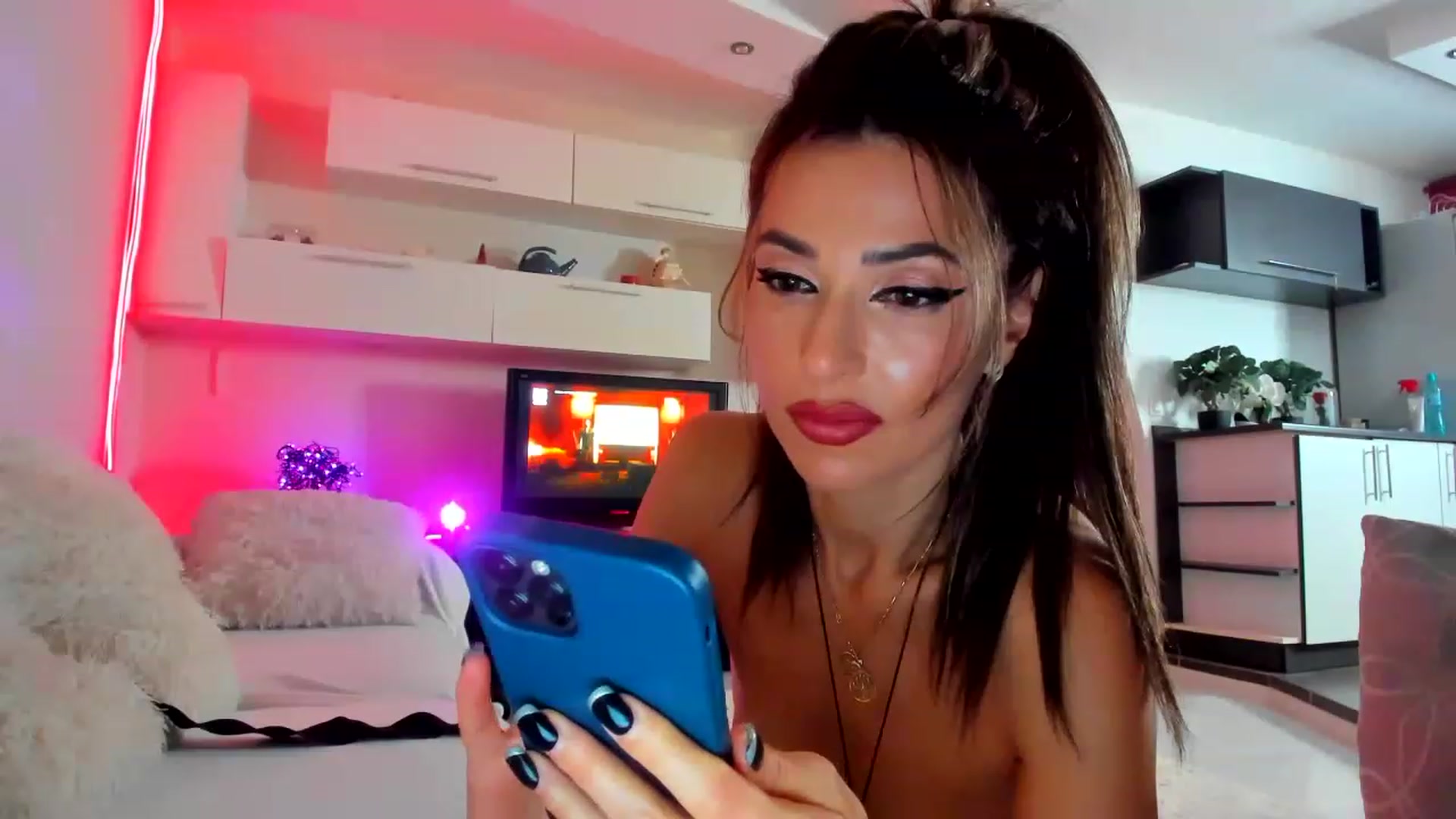 Gallery image thumbnail from SmileyTinaa's myfreecams stream on, 02/01/2023, 23:02 image 4 of 20
