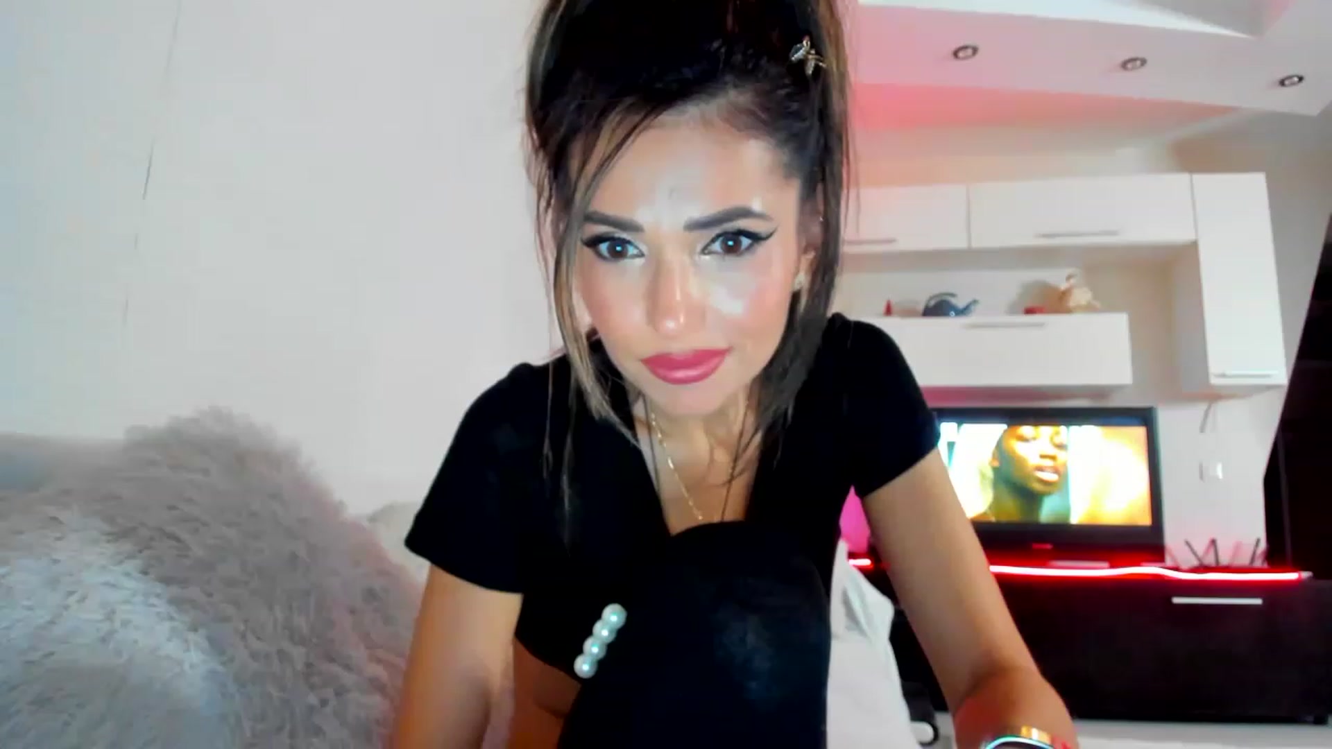 Gallery image thumbnail from SmileyTinaa's myfreecams stream on, 02/03/2023, 03:38 image 2 of 20