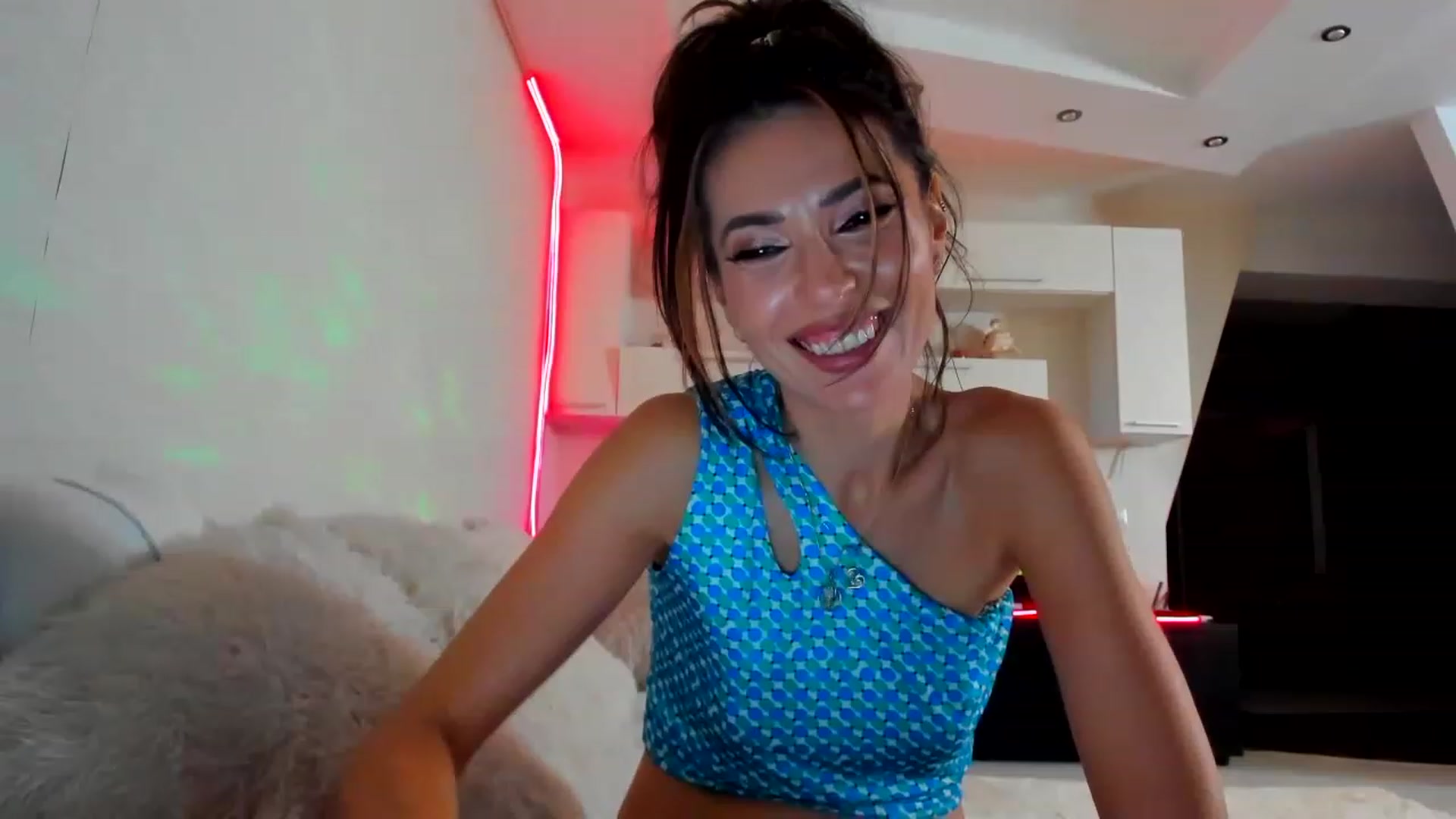 Gallery image thumbnail from SmileyTinaa's myfreecams stream on, 02/07/2023, 02:36 image 6 of 20