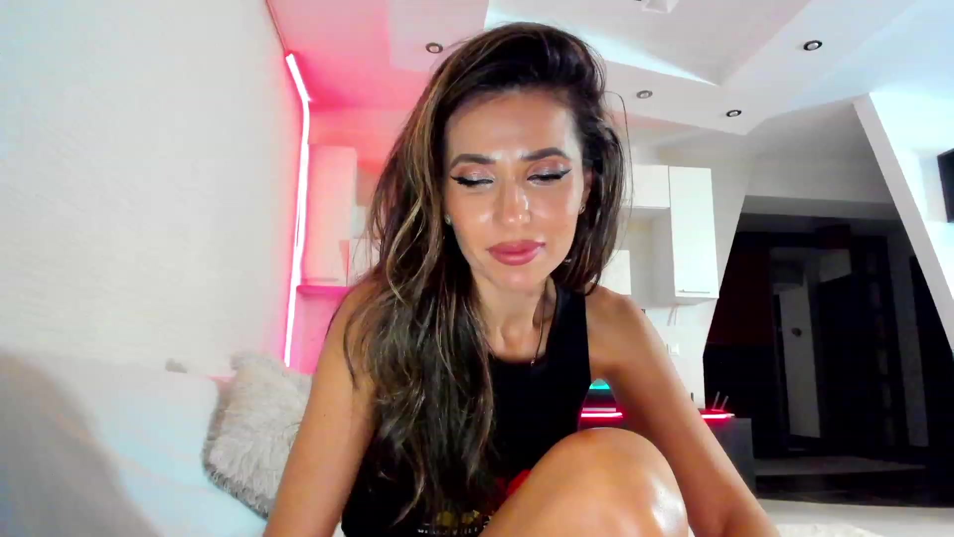 Gallery image thumbnail from SmileyTinaa's myfreecams stream on, 03/01/2023, 24:01 image 7 of 20