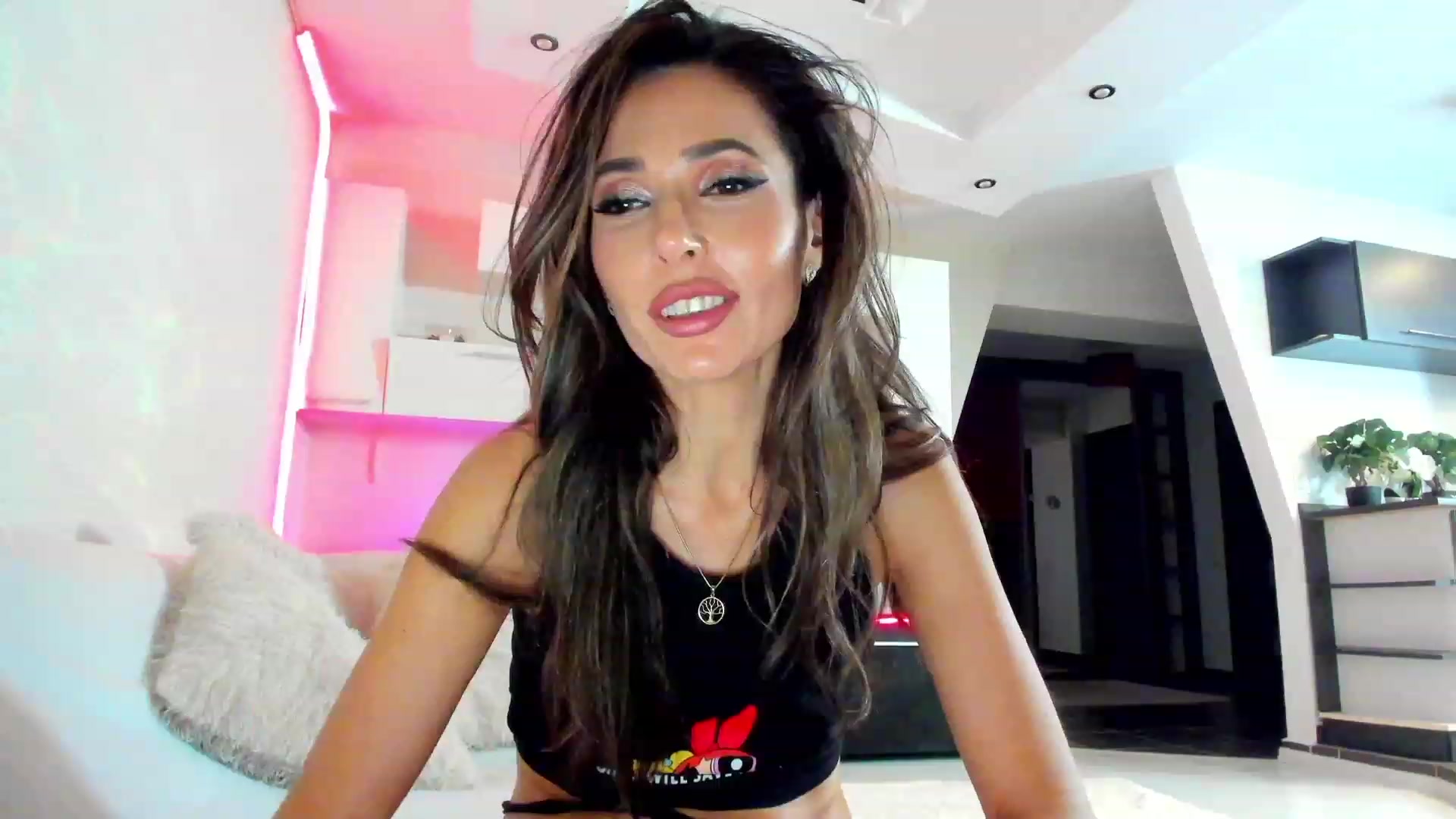 Gallery image thumbnail from SmileyTinaa's myfreecams stream on, 03/01/2023, 24:01 image 16 of 20
