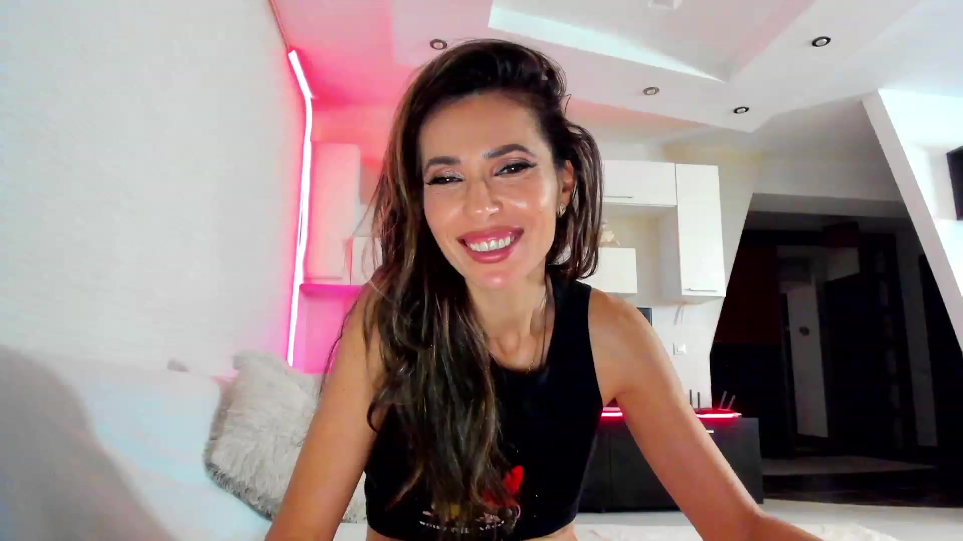 Gallery image thumbnail from SmileyTinaa's myfreecams stream on, 03/01/2023, 24:01 image 3 of 20