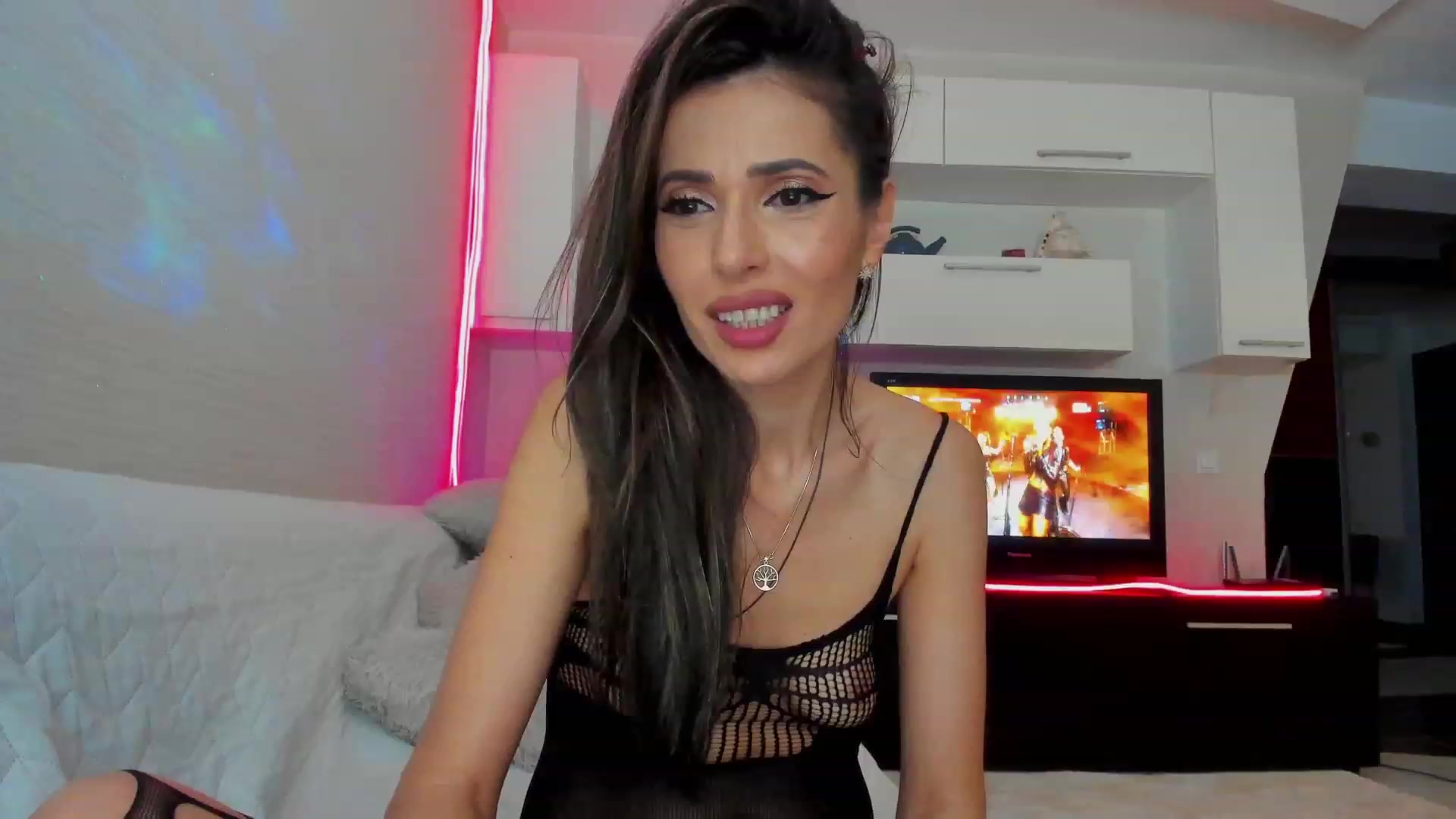 Gallery image thumbnail from SmileyTinaa's myfreecams stream on, 03/08/2023, 24:32 image 17 of 20
