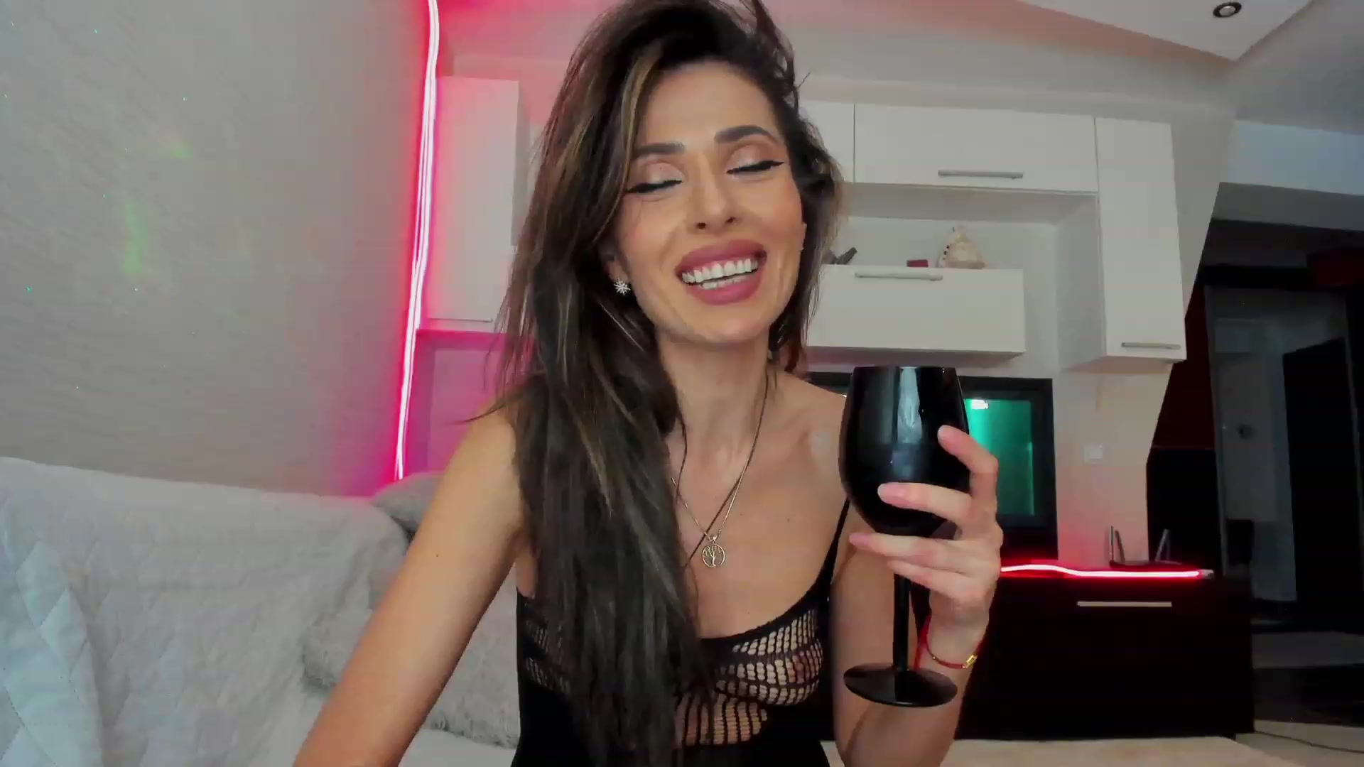 Gallery image thumbnail from SmileyTinaa's myfreecams stream on, 03/08/2023, 24:32 image 2 of 20