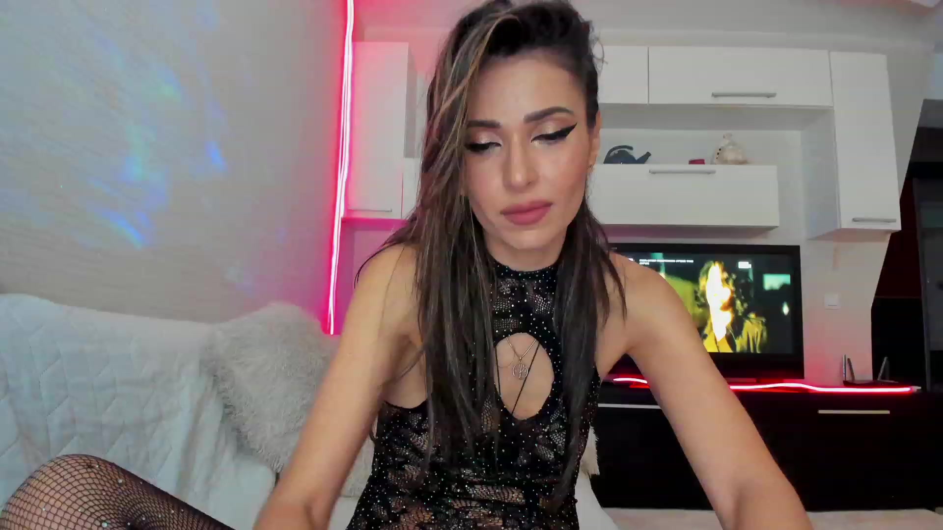 Gallery image thumbnail from SmileyTinaa's myfreecams stream on, 03/09/2023, 24:06 image 2 of 20