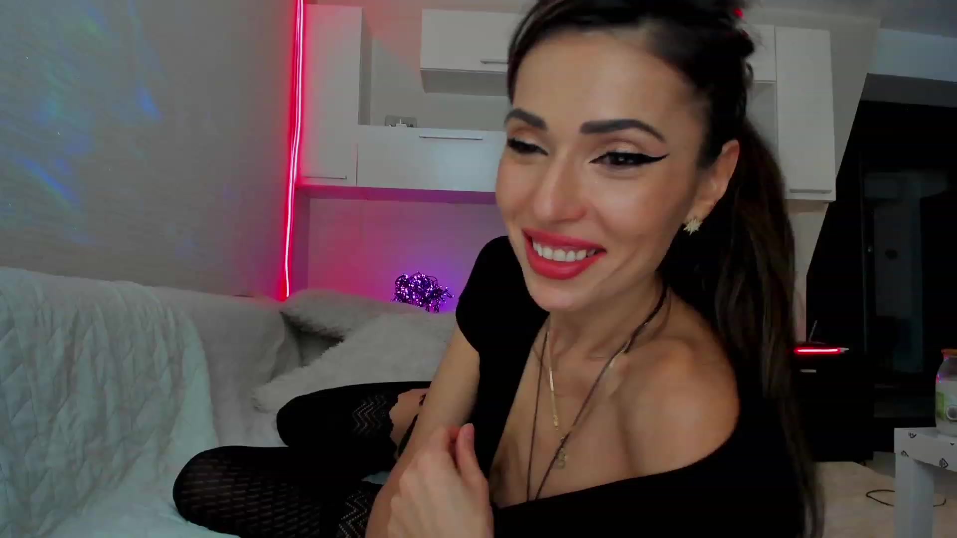 Gallery image thumbnail from SmileyTinaa's myfreecams stream on, 03/18/2023, 24:05 image 2 of 20