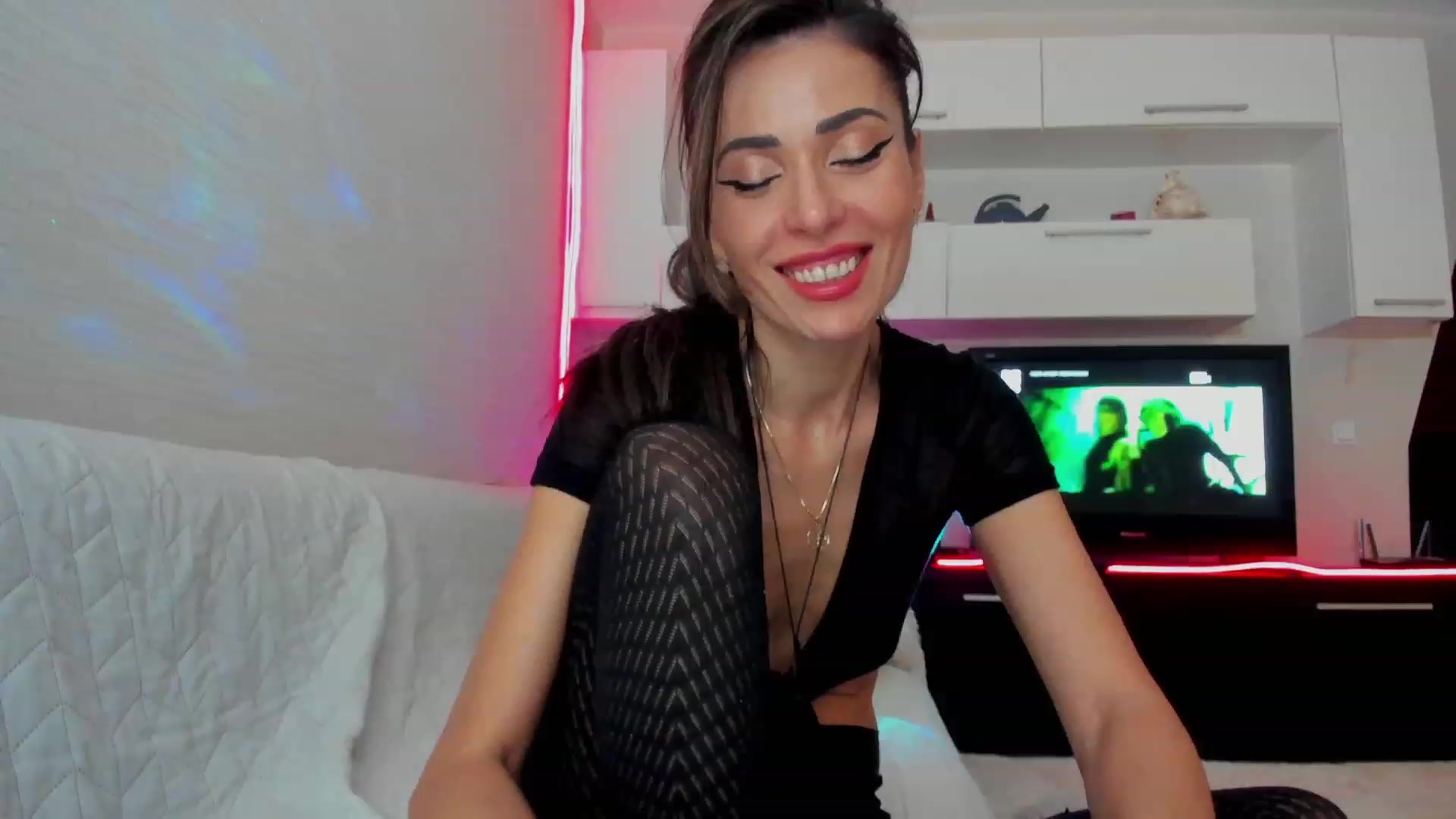 Gallery image thumbnail from SmileyTinaa's myfreecams stream on, 03/18/2023, 24:05 image 14 of 20