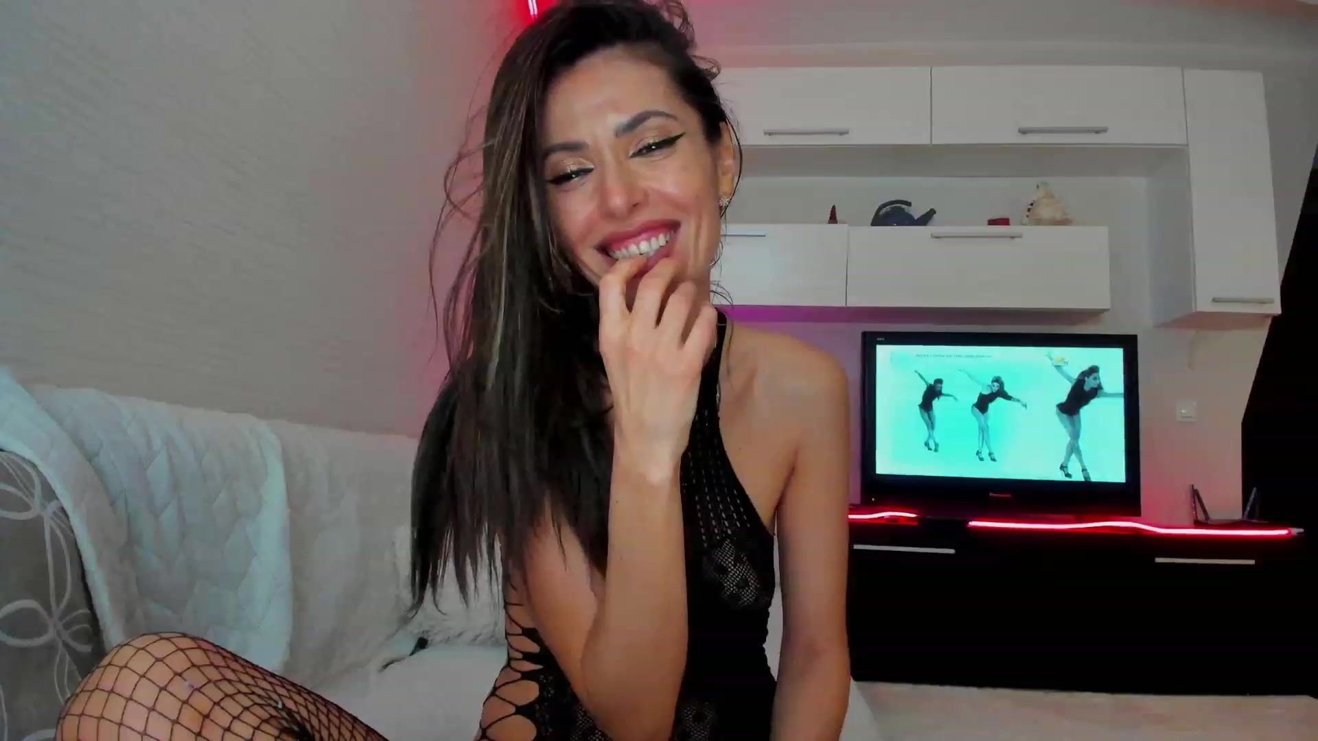 Gallery image thumbnail from SmileyTinaa's myfreecams stream on, 03/25/2023, 10:16 image 2 of 20