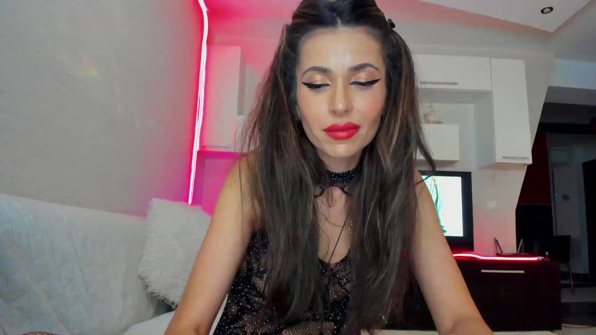 Gallery image thumbnail from SmileyTinaa's myfreecams stream on, 03/28/2023, 24:08 image 1 of 20
