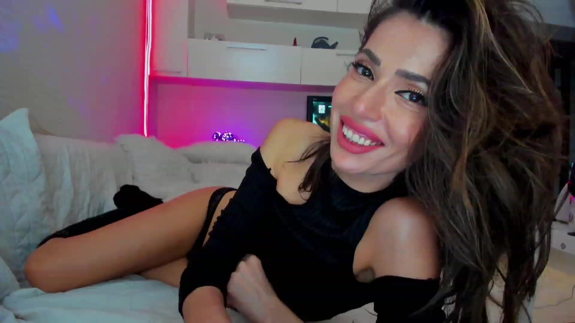 Gallery image thumbnail from SmileyTinaa's myfreecams stream on, 03/29/2023, 24:18 image 2 of 20