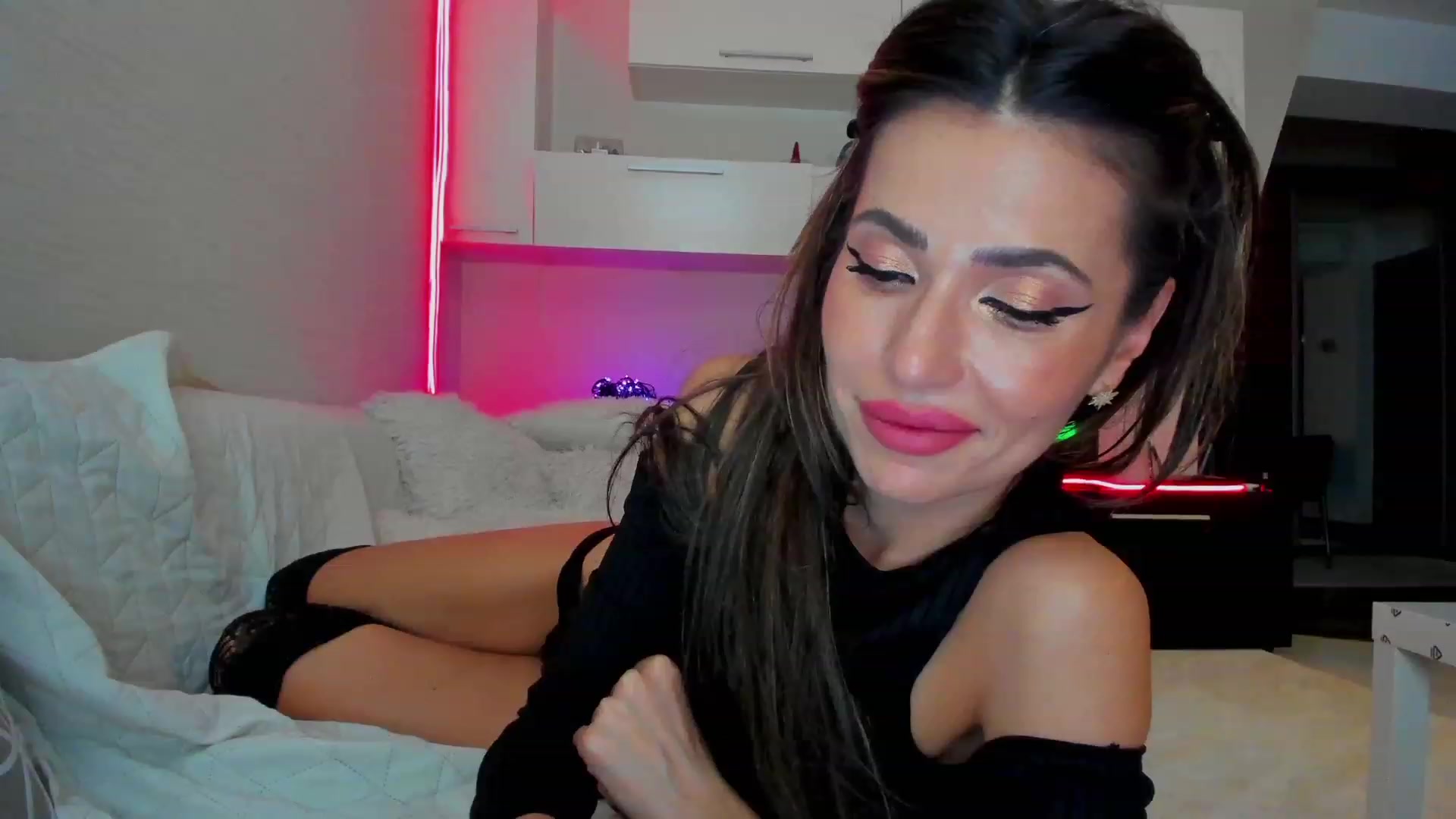 Gallery image thumbnail from SmileyTinaa's myfreecams stream on, 03/29/2023, 24:18 image 16 of 20