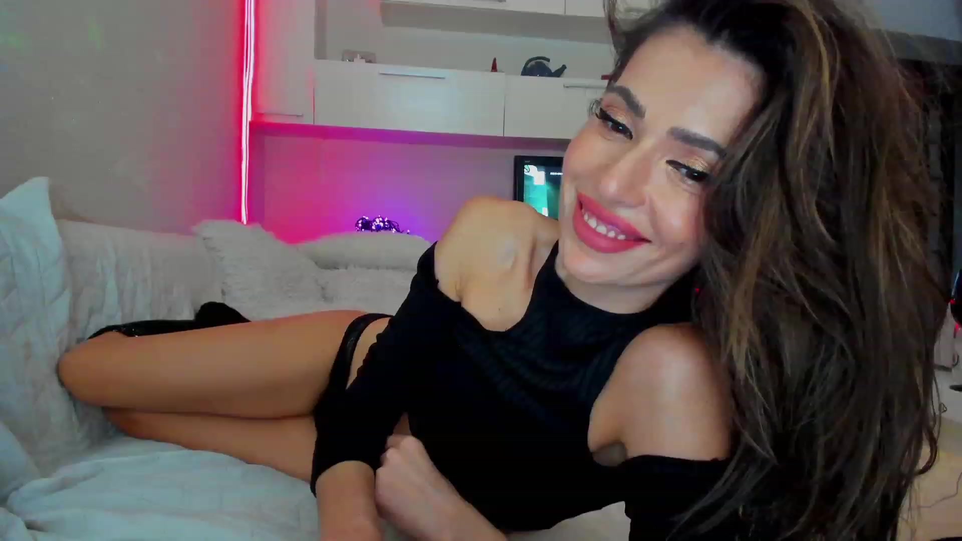 Gallery image thumbnail from SmileyTinaa's myfreecams stream on, 03/29/2023, 24:18 image 3 of 20