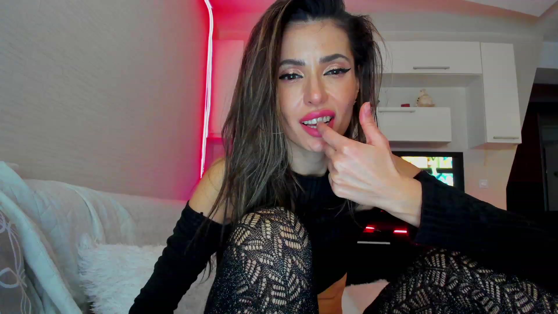 Gallery image thumbnail from SmileyTinaa's myfreecams stream on, 03/29/2023, 05:00 image 18 of 20