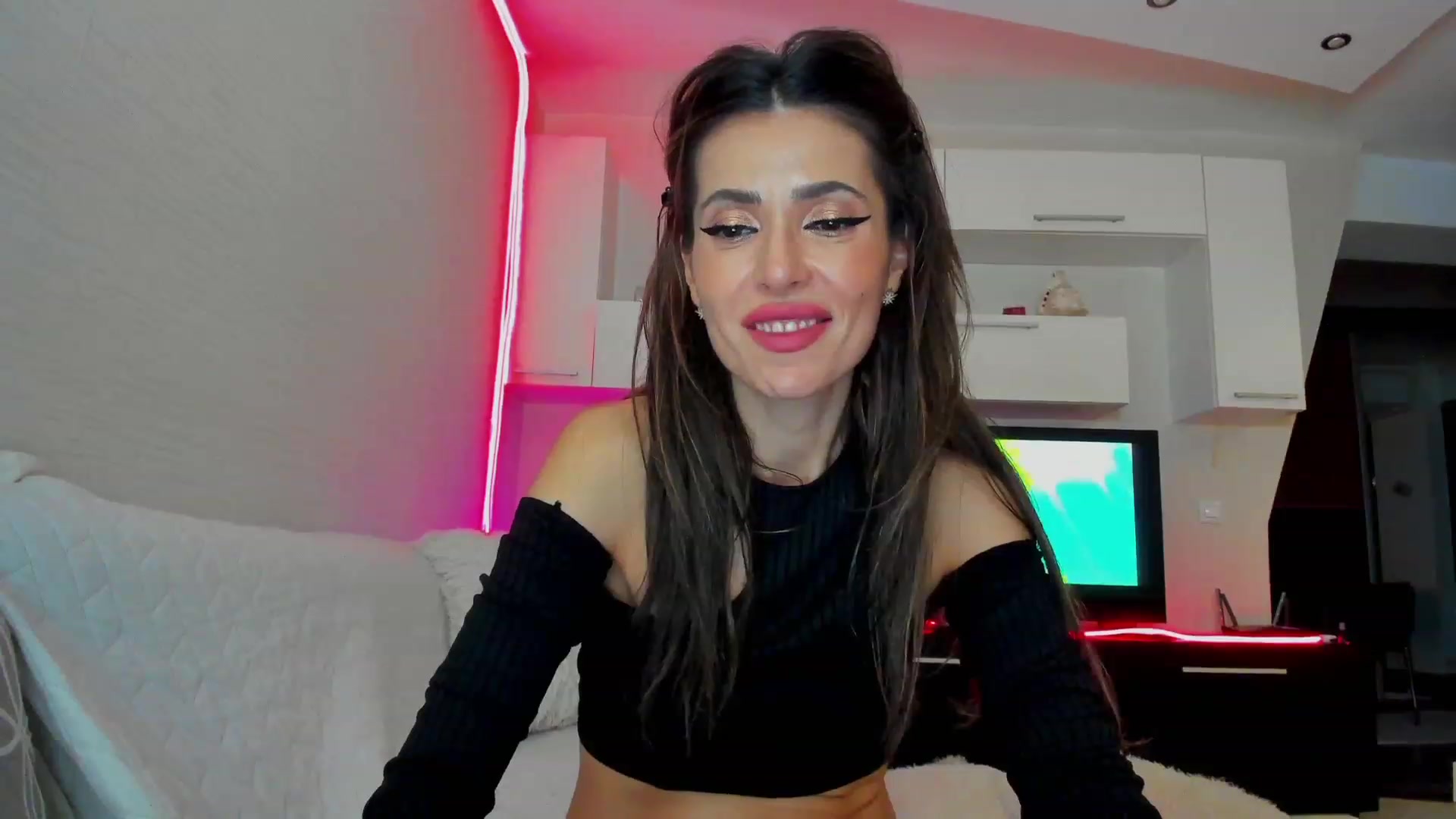Gallery image thumbnail from SmileyTinaa's myfreecams stream on, 03/29/2023, 05:00 image 2 of 20