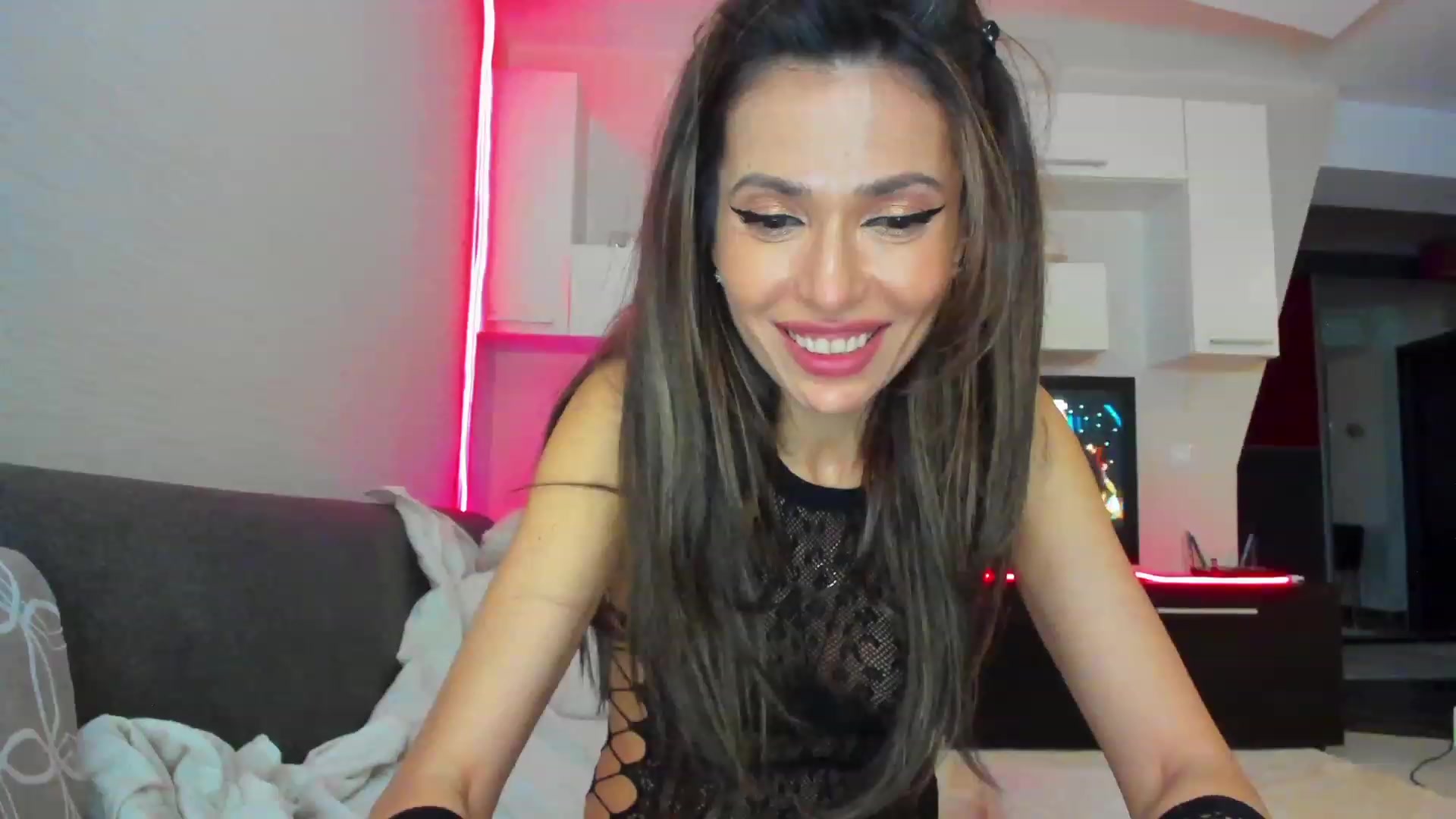 Gallery image thumbnail from SmileyTinaa's myfreecams stream on, 04/01/2023, 01:03 image 18 of 20