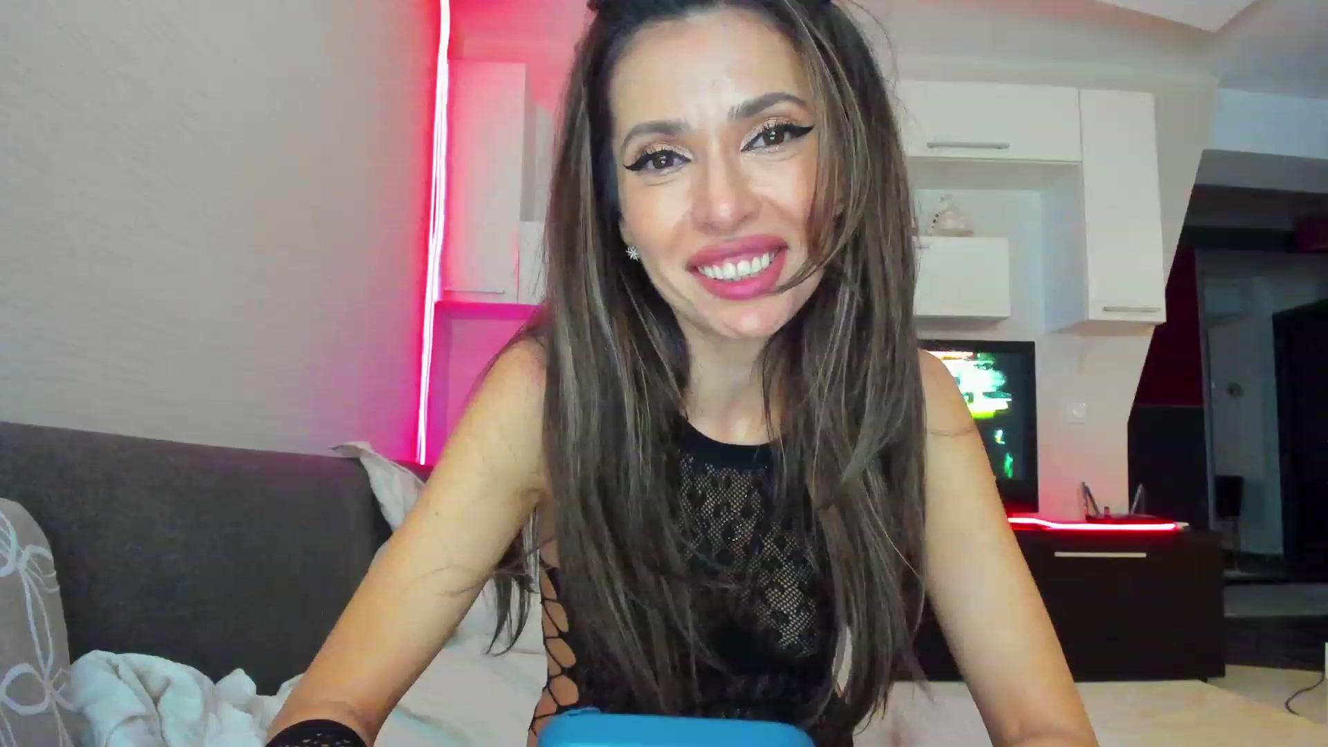 Gallery image thumbnail from SmileyTinaa's myfreecams stream on, 04/01/2023, 01:03 image 19 of 20