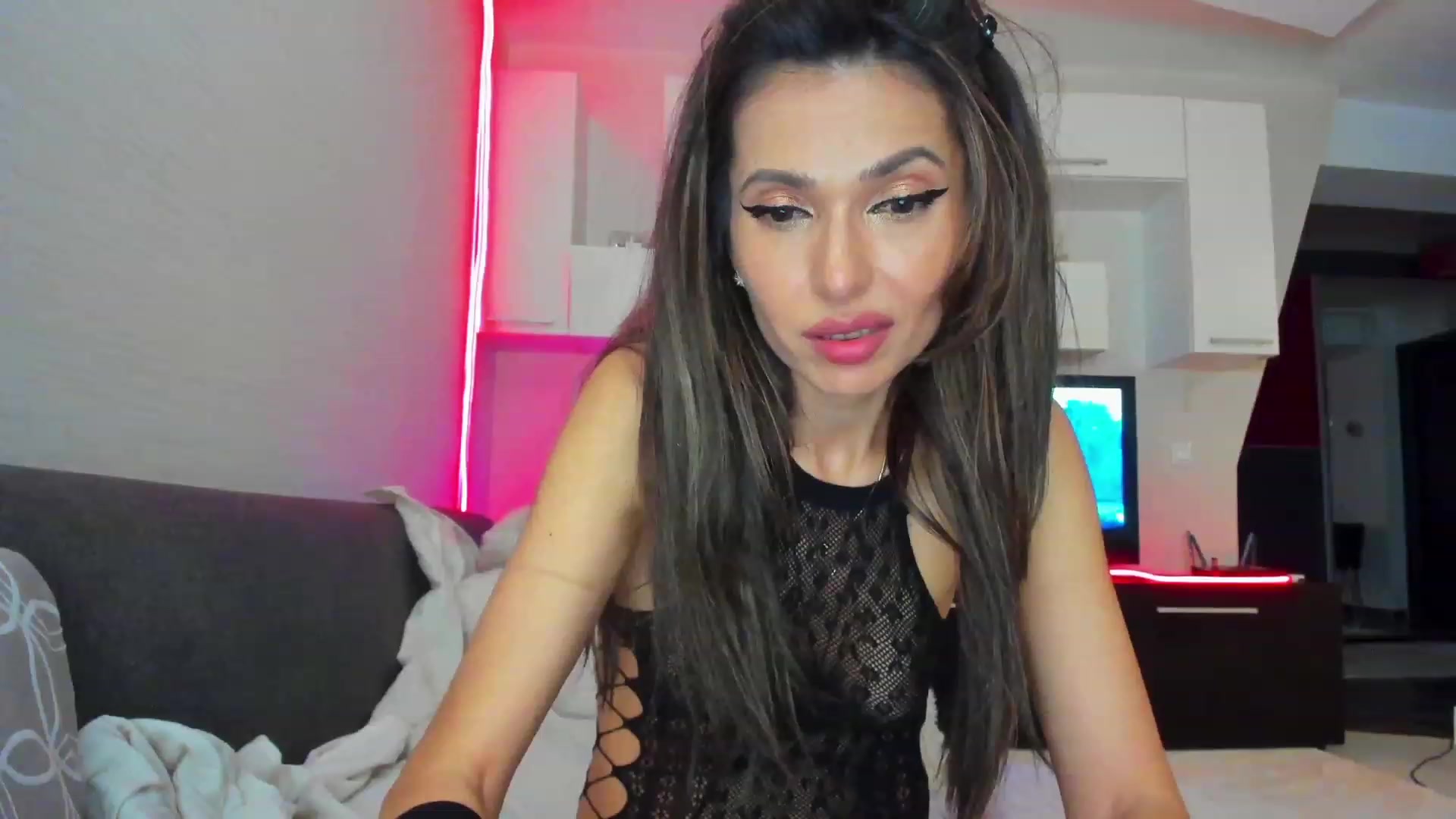 Gallery image thumbnail from SmileyTinaa's myfreecams stream on, 04/01/2023, 01:03 image 17 of 20