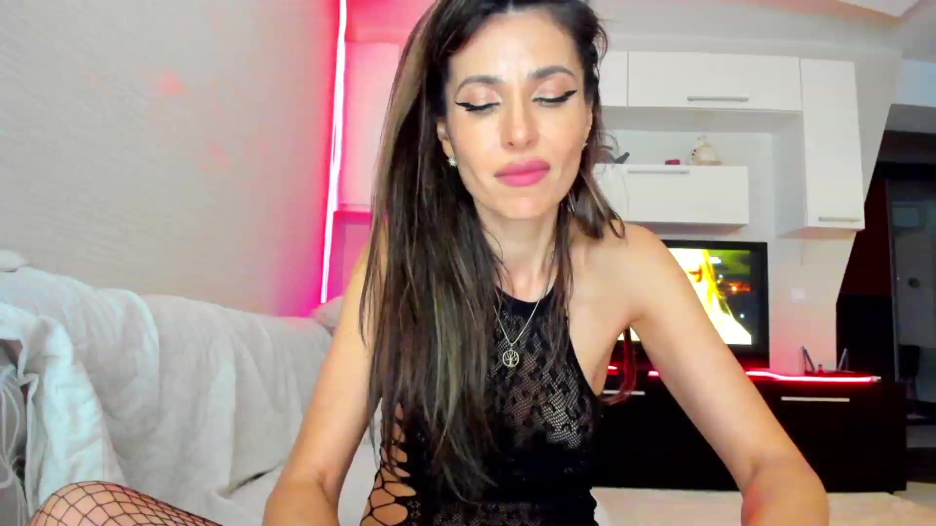 Gallery image thumbnail from SmileyTinaa's myfreecams stream on, 04/01/2023, 06:54 image 3 of 20