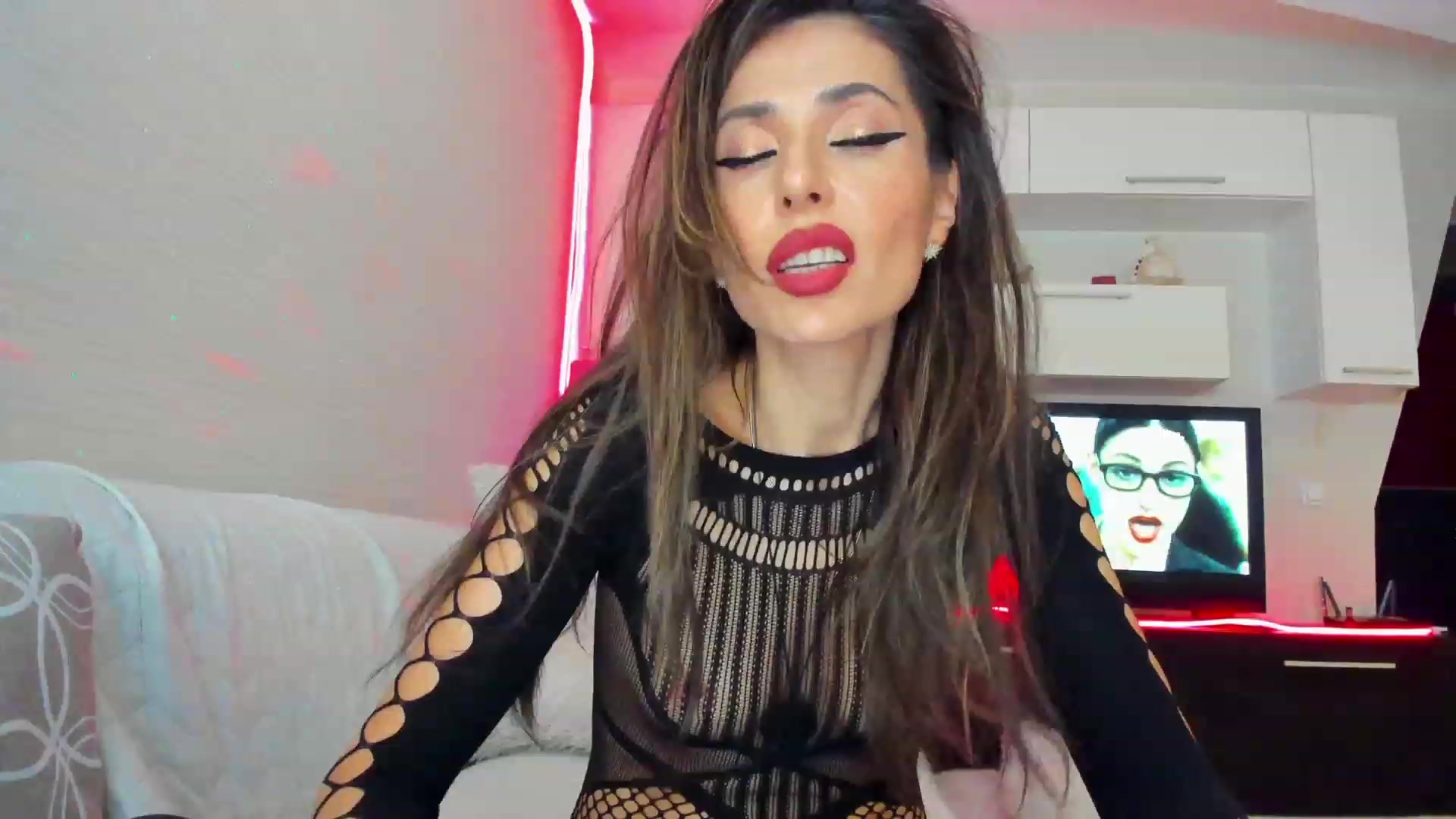 Gallery image thumbnail from SmileyTinaa's myfreecams stream on, 04/03/2023, 21:58 image 1 of 20