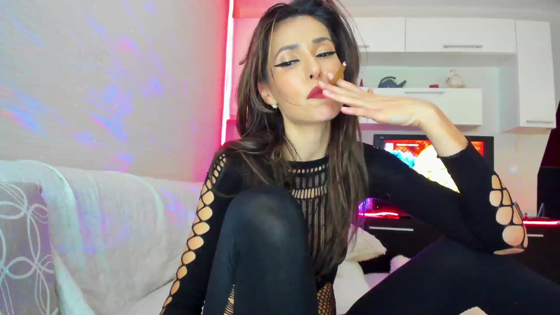 Gallery image thumbnail from SmileyTinaa's myfreecams stream on, 04/03/2023, 21:58 image 18 of 20