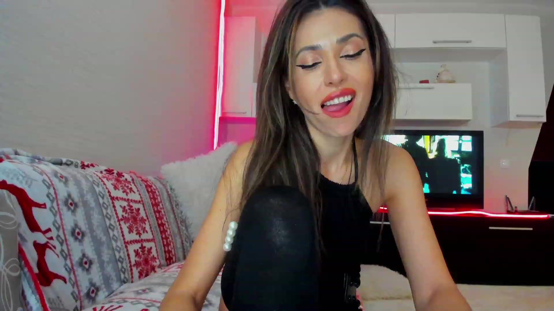 Gallery image thumbnail from SmileyTinaa's myfreecams stream on, 04/05/2023, 02:36 image 2 of 20