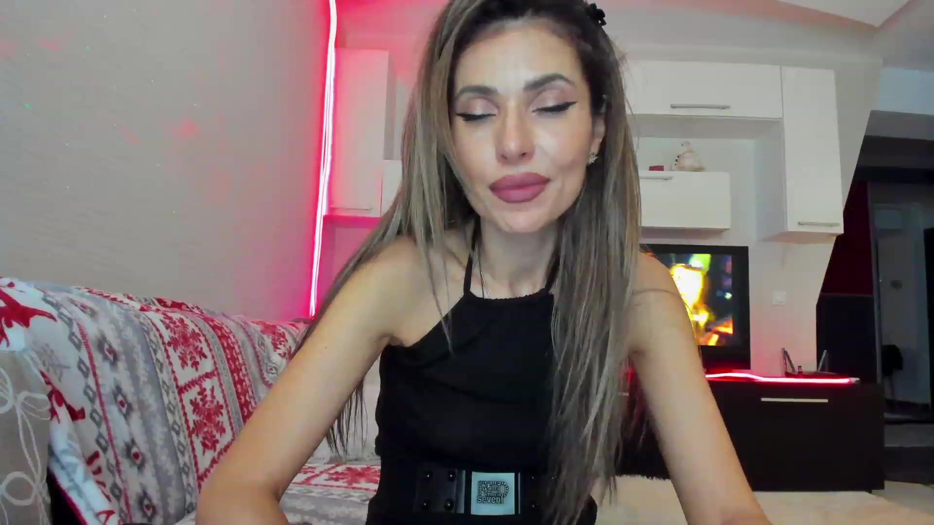 Gallery image thumbnail from SmileyTinaa's myfreecams stream on, 04/13/2023, 24:09 image 18 of 20