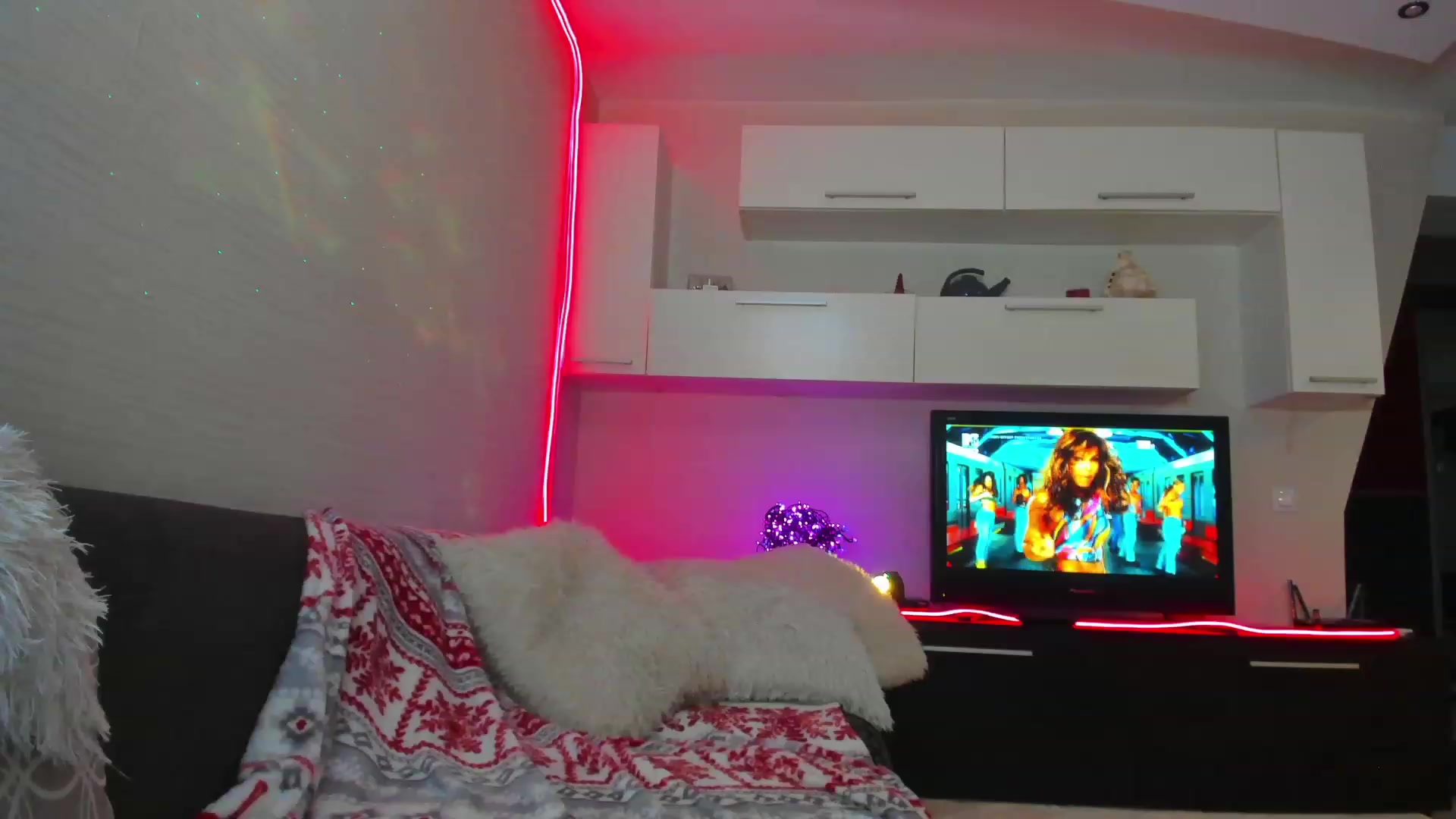 Gallery image thumbnail from SmileyTinaa's myfreecams stream on, 04/19/2023, 23:18 image 6 of 20