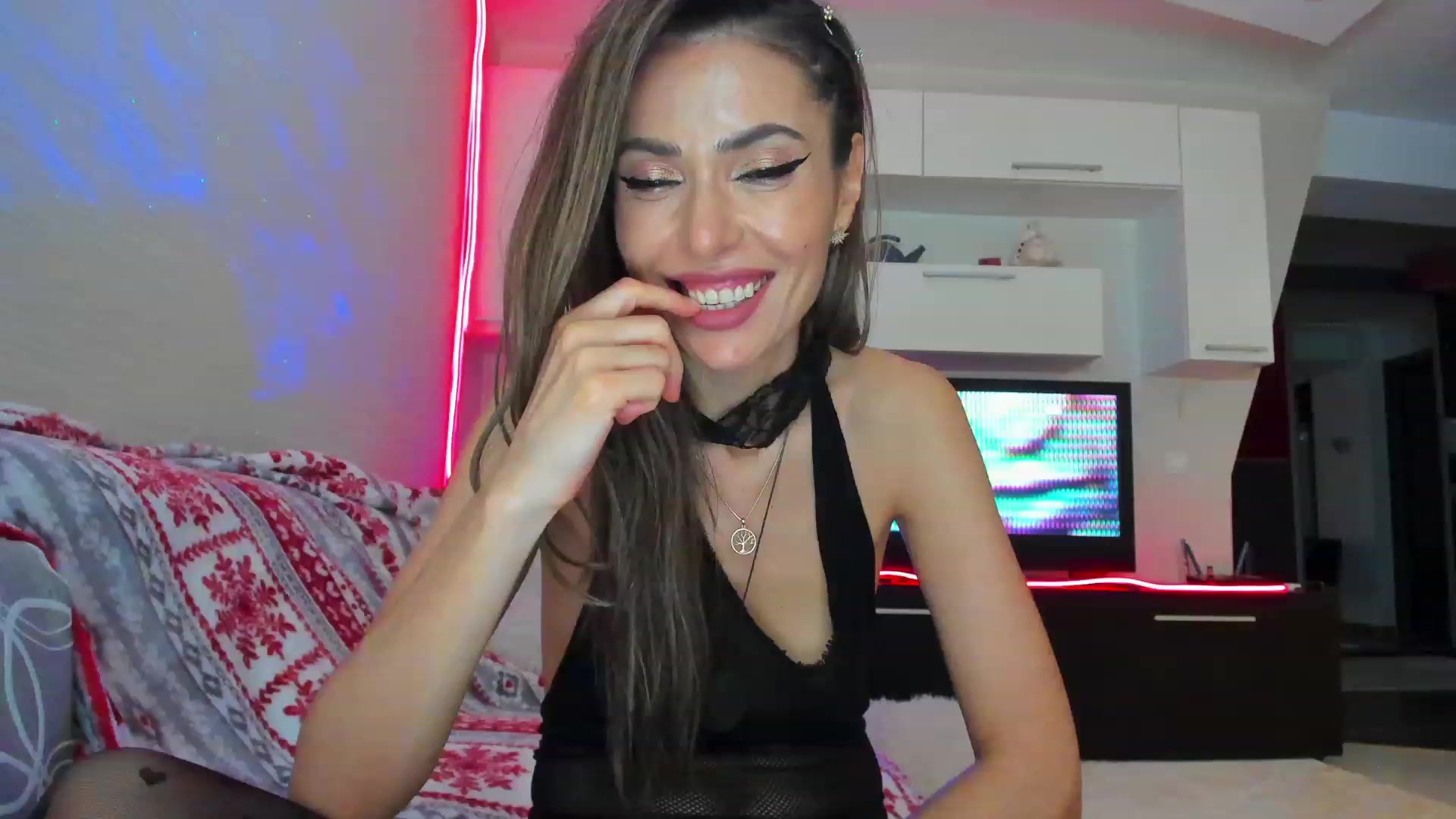 Gallery image thumbnail from SmileyTinaa's myfreecams stream on, 04/21/2023, 01:40 image 6 of 20