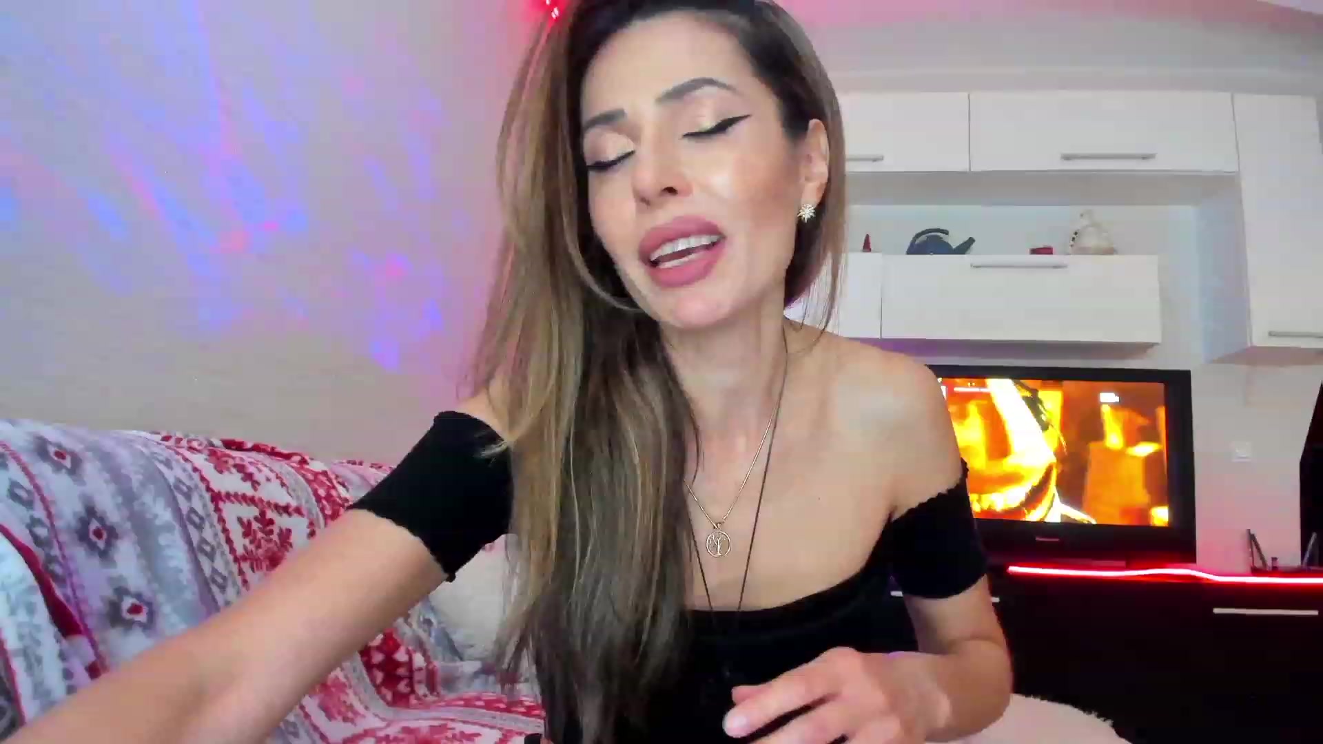 Gallery image thumbnail from SmileyTinaa's myfreecams stream on, 05/03/2023, 24:05 image 10 of 20
