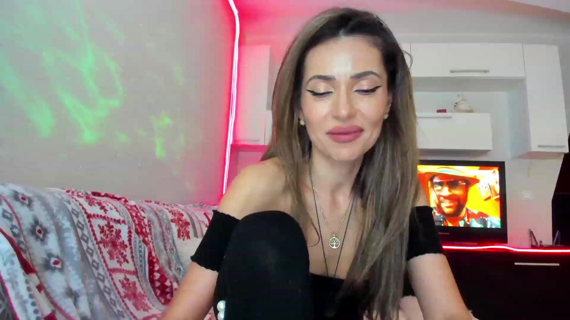 Gallery image thumbnail from SmileyTinaa's myfreecams stream on, 05/03/2023, 24:05 image 13 of 20