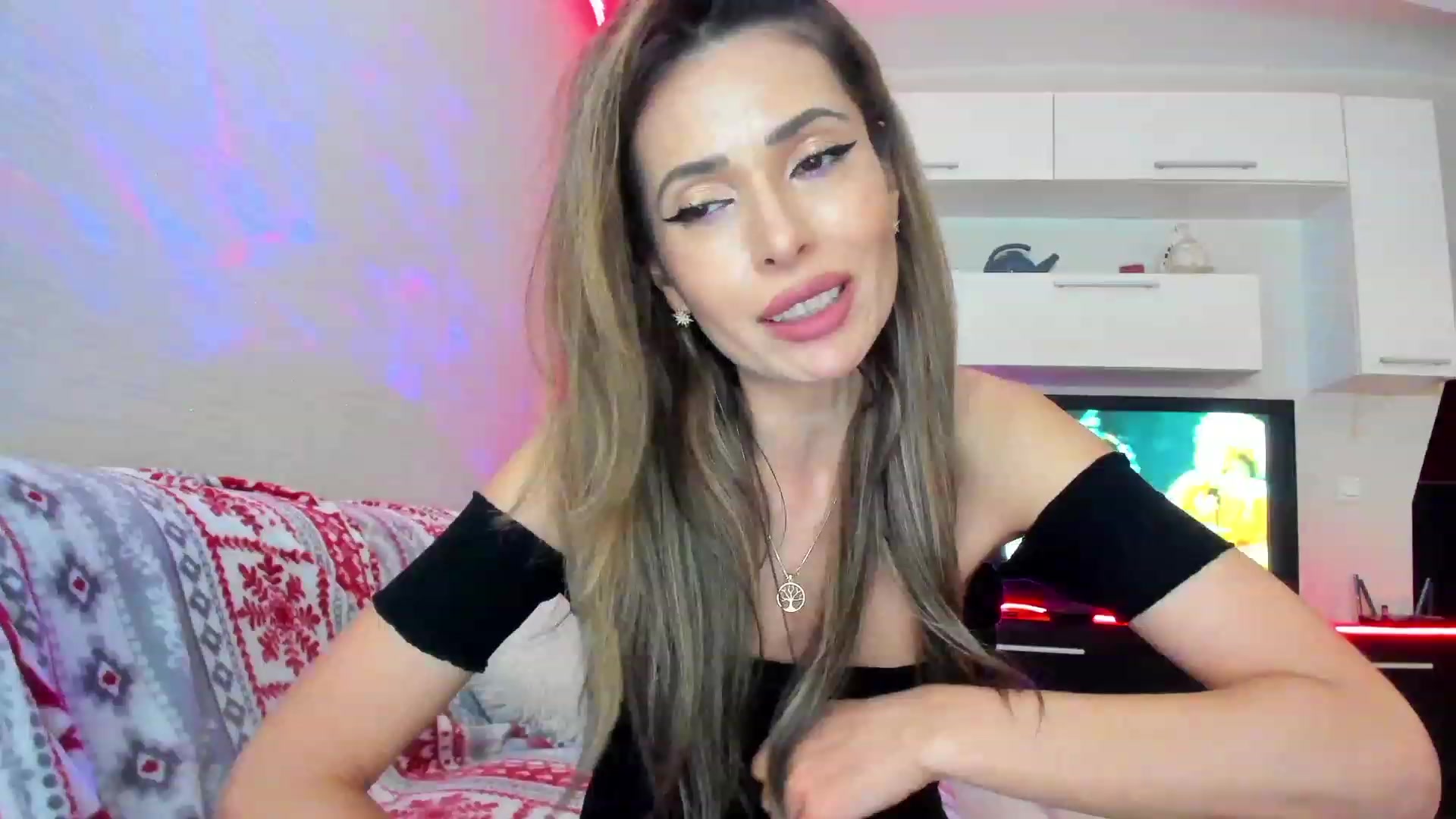 Gallery image thumbnail from SmileyTinaa's myfreecams stream on, 05/03/2023, 24:05 image 2 of 20