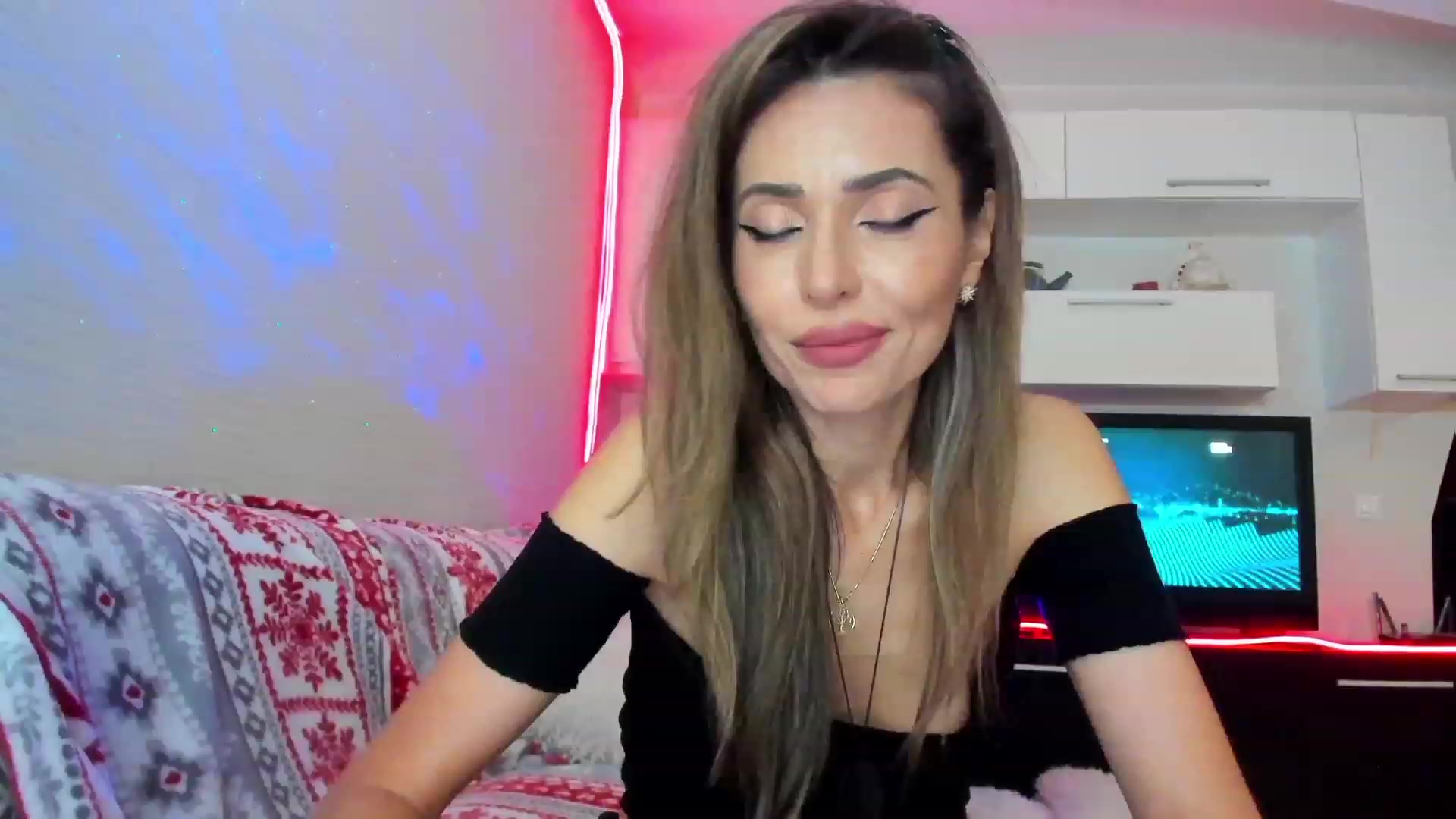 Gallery image thumbnail from SmileyTinaa's myfreecams stream on, 05/03/2023, 24:05 image 6 of 20