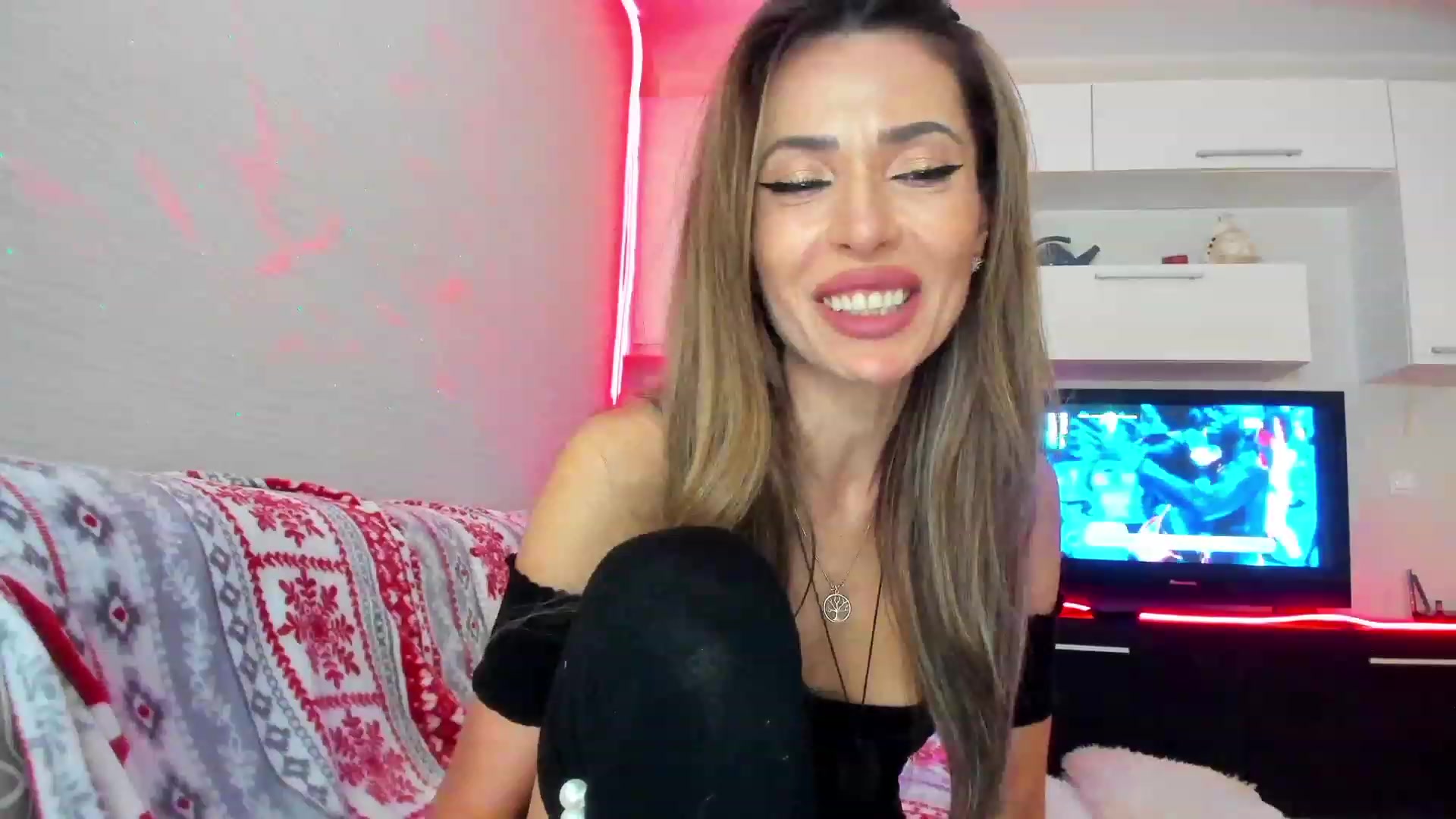 Gallery image thumbnail from SmileyTinaa's myfreecams stream on, 05/03/2023, 24:05 image 16 of 20