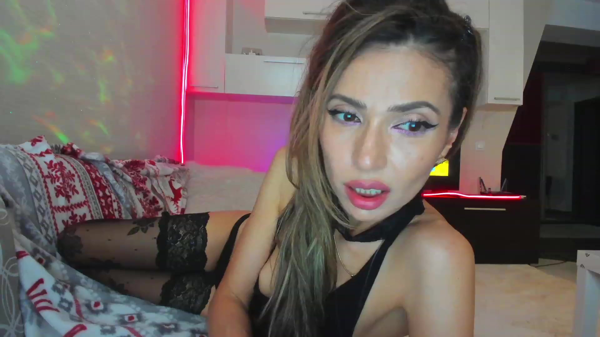Gallery image thumbnail from SmileyTinaa's myfreecams stream on, 05/05/2023, 24:23 image 8 of 20