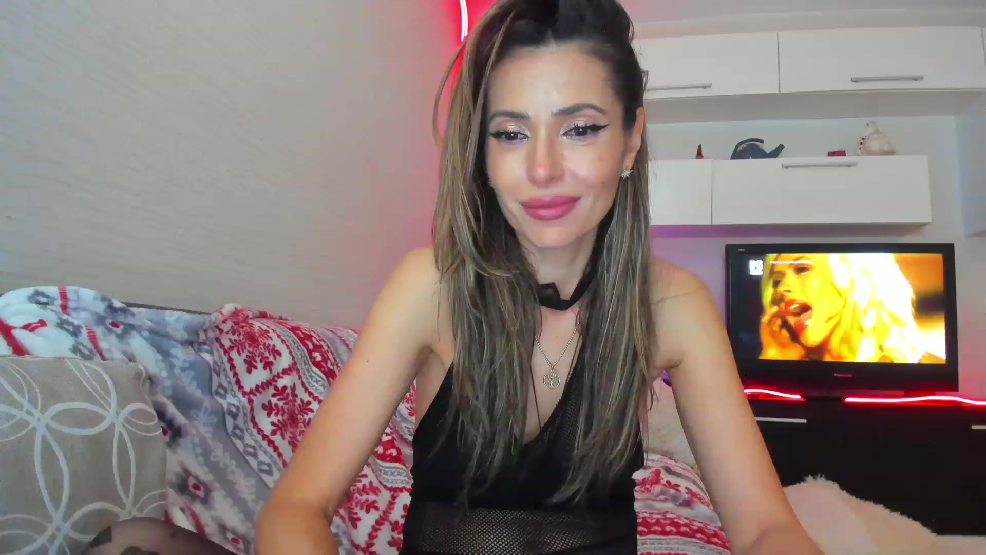 Gallery image thumbnail from SmileyTinaa's myfreecams stream on, 05/05/2023, 03:55 image 1 of 20