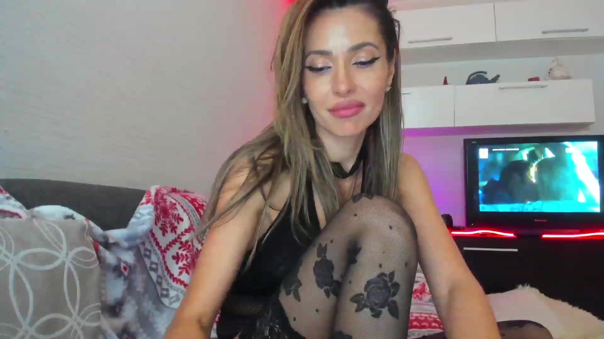 Gallery image thumbnail from SmileyTinaa's myfreecams stream on, 05/05/2023, 03:55 image 6 of 20