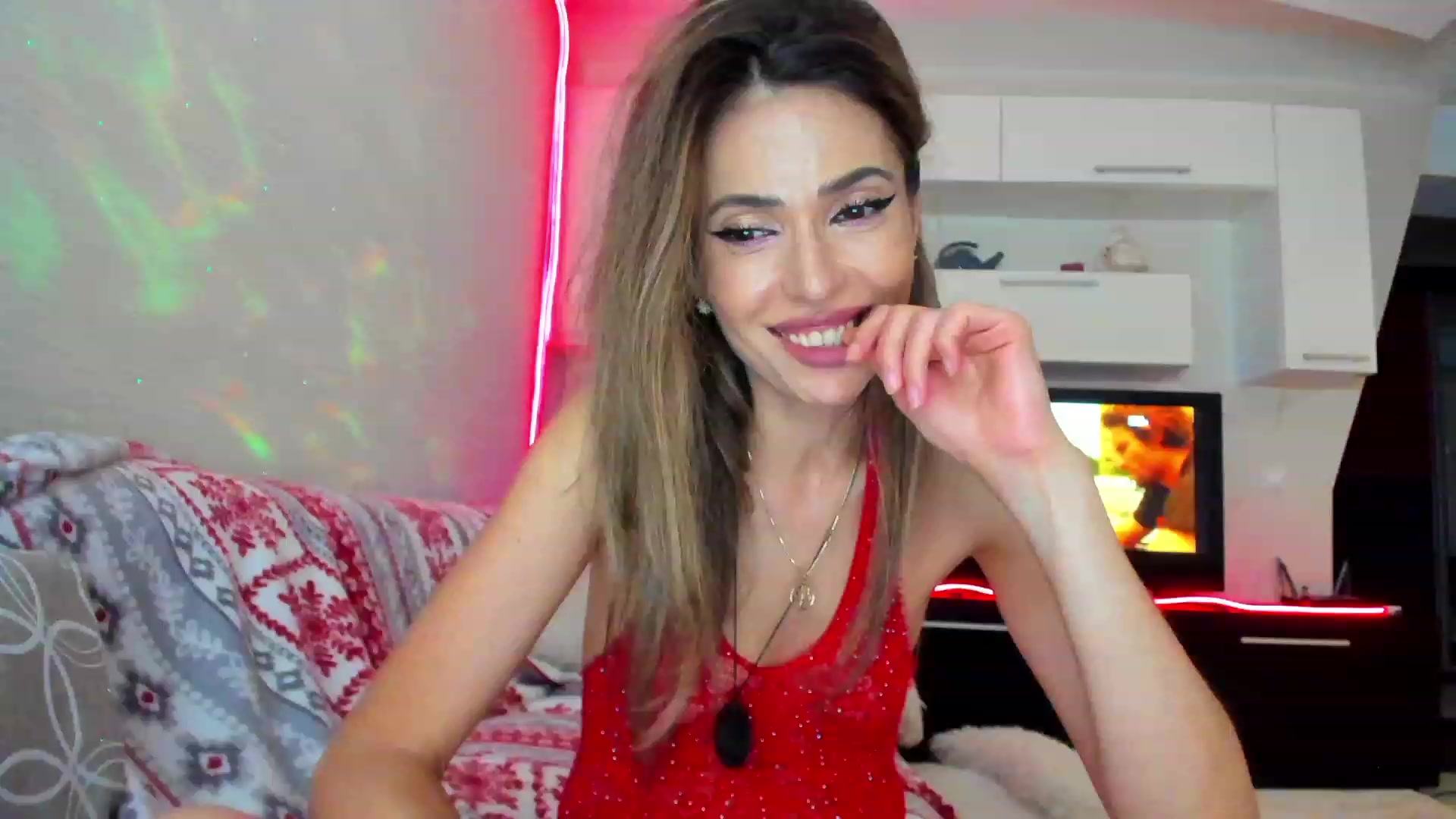 Gallery image thumbnail from SmileyTinaa's myfreecams stream on, 05/06/2023, 24:05 image 6 of 20