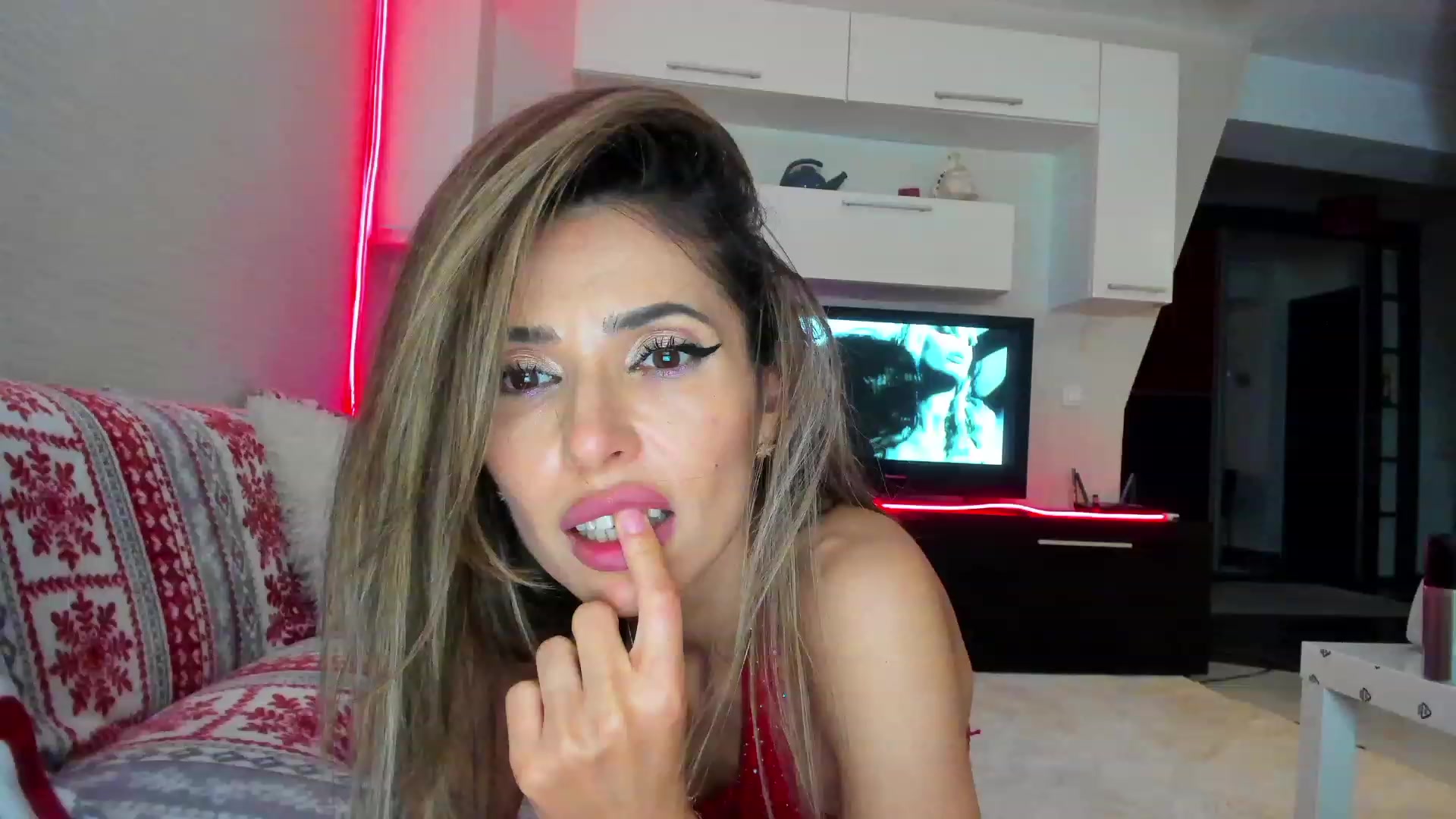 Gallery image thumbnail from SmileyTinaa's myfreecams stream on, 05/06/2023, 04:59 image 13 of 20