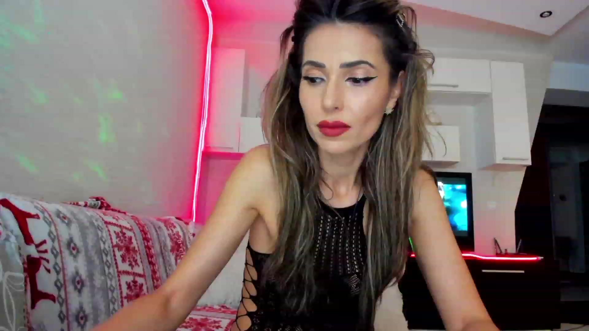 Gallery image thumbnail from SmileyTinaa's myfreecams stream on, 05/18/2023, 22:34 image 2 of 20