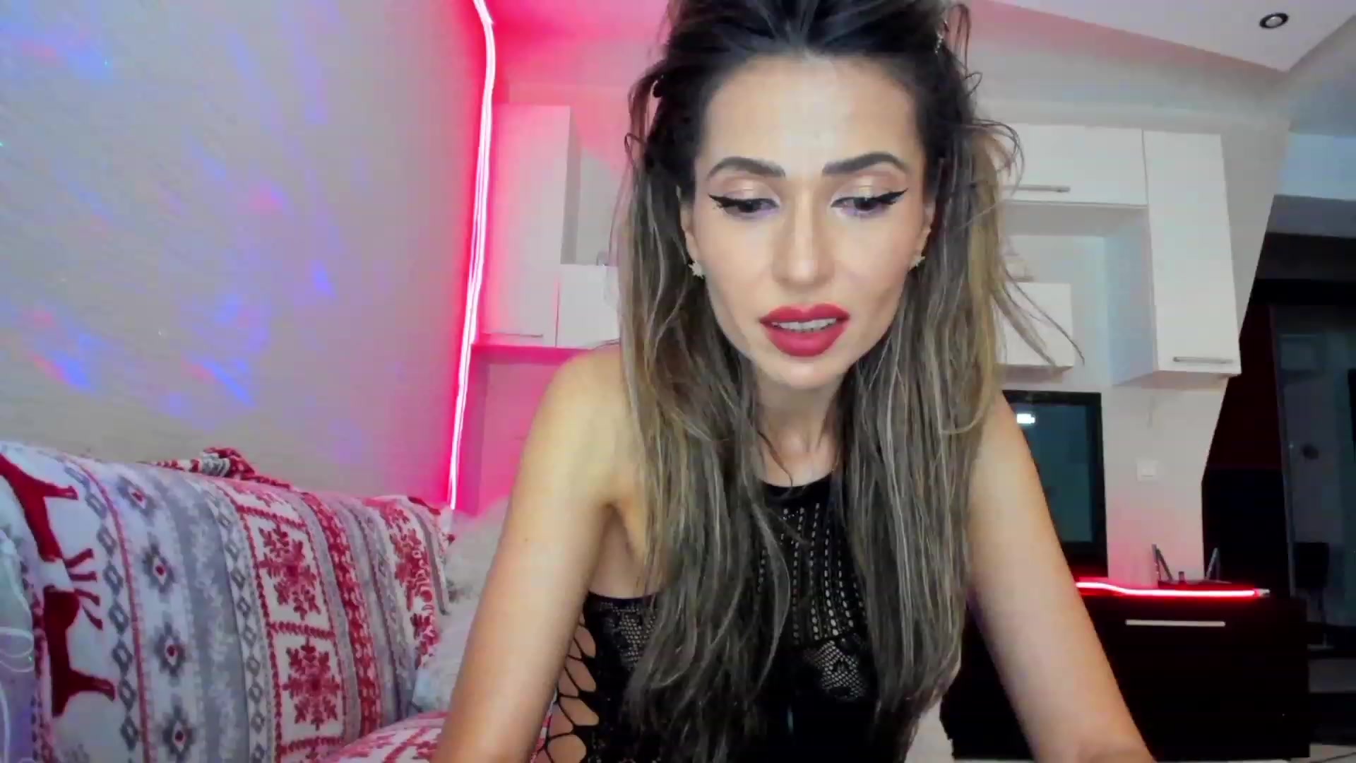 Gallery image thumbnail from SmileyTinaa's myfreecams stream on, 05/18/2023, 22:34 image 4 of 20