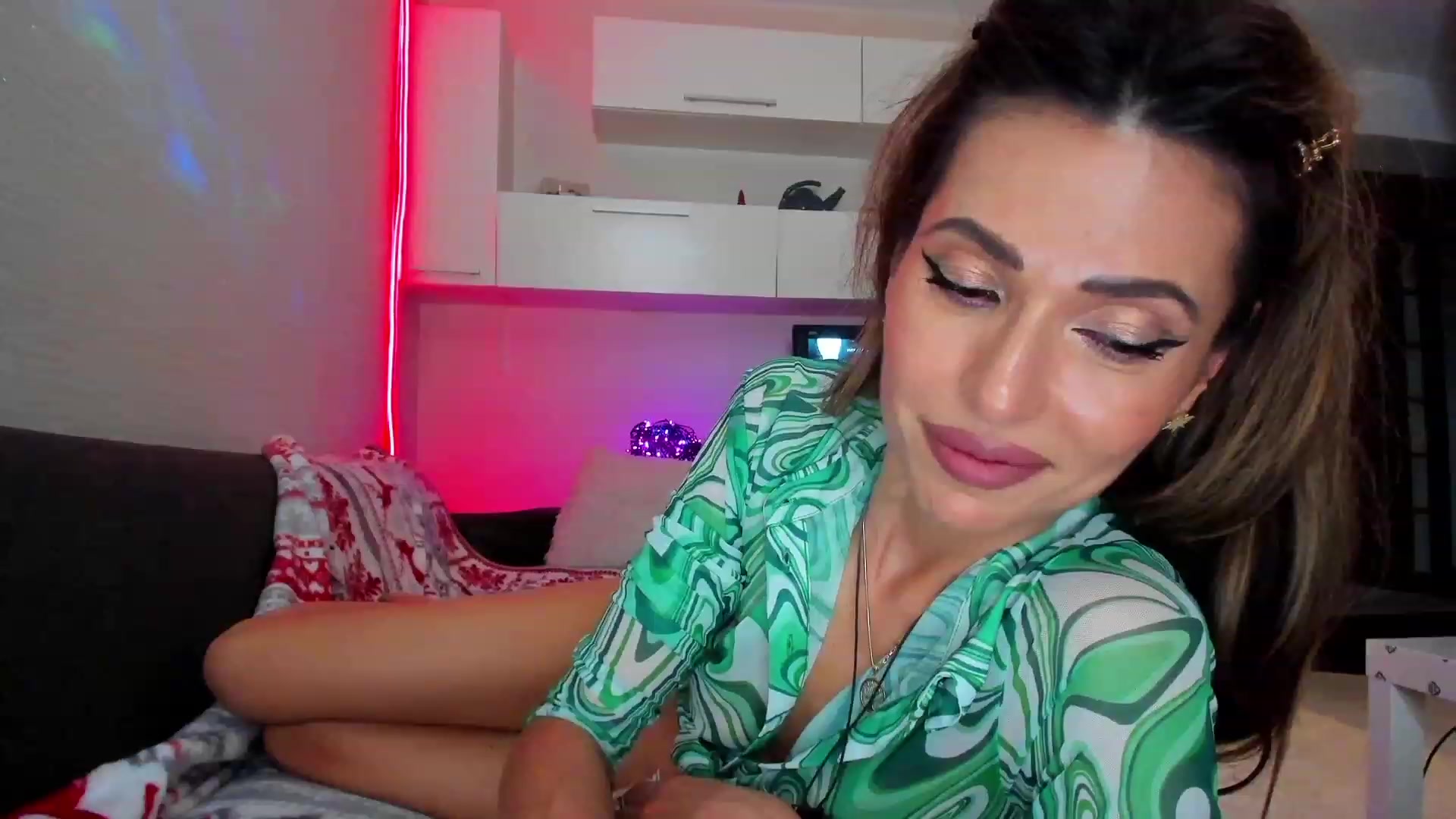 Gallery image thumbnail from SmileyTinaa's myfreecams stream on, 05/25/2023, 24:17 image 13 of 20